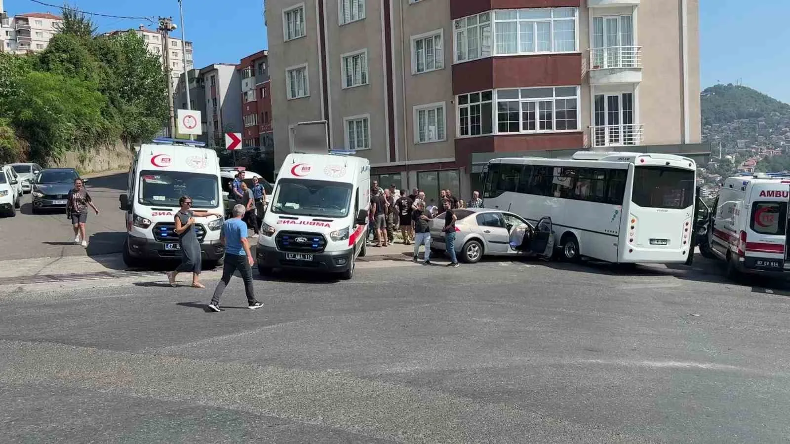 ZONGULDAK'IN KİLİMLİ İLÇESİNDE MEYDANA GELEN TRAFİK KAZASINDA ÖZEL HALK OTOBÜSÜ İLE OTOMOBİLİN ÇARPIŞMASI SONUCU 7 KİŞİ YARALANDI.