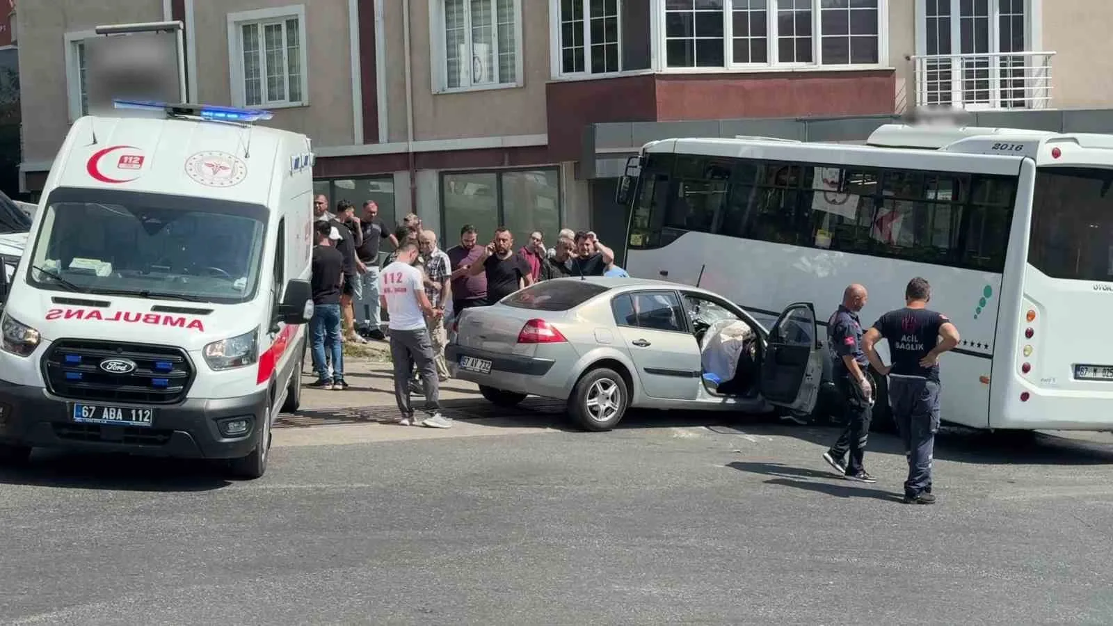 ZONGULDAK'IN KİLİMLİ İLÇESİNDE MEYDANA GELEN TRAFİK KAZASINDA ÖZEL HALK OTOBÜSÜ İLE OTOMOBİLİN ÇARPIŞMASI SONUCU 7 KİŞİ YARALANDI.