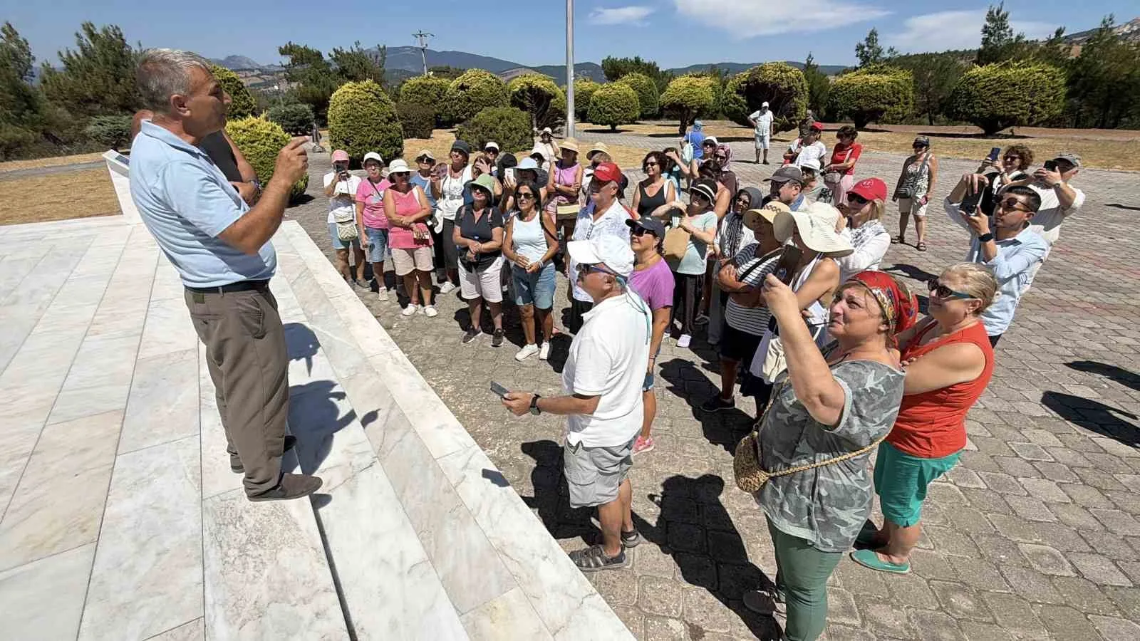 BALIKESİR'İN HAVRAN BELEDİYESİ VE TURİZM SEKTÖRÜNÜN İŞ BİRLİĞİYLE DÜZENLENEN ORGANİZASYONDA YERLİ TURİSTLER, COĞRAFİ İŞARETLİ HAVRAN SİYAH İNCİRİNİN HASADINA KATILARAK İLÇENİN TARİHİ, KÜLTÜREL VE GASTRONOMİK DEĞERLERİNİ YAKINDAN TANIMA FIRSATI BULDU. BELEDİYE BAŞKANI EMİN ERSOY, TURİZM HAREKETLİLİĞİNİ ARTIRMAYI HEDEFLEDİKLERİNİ SÖYLEDİ.