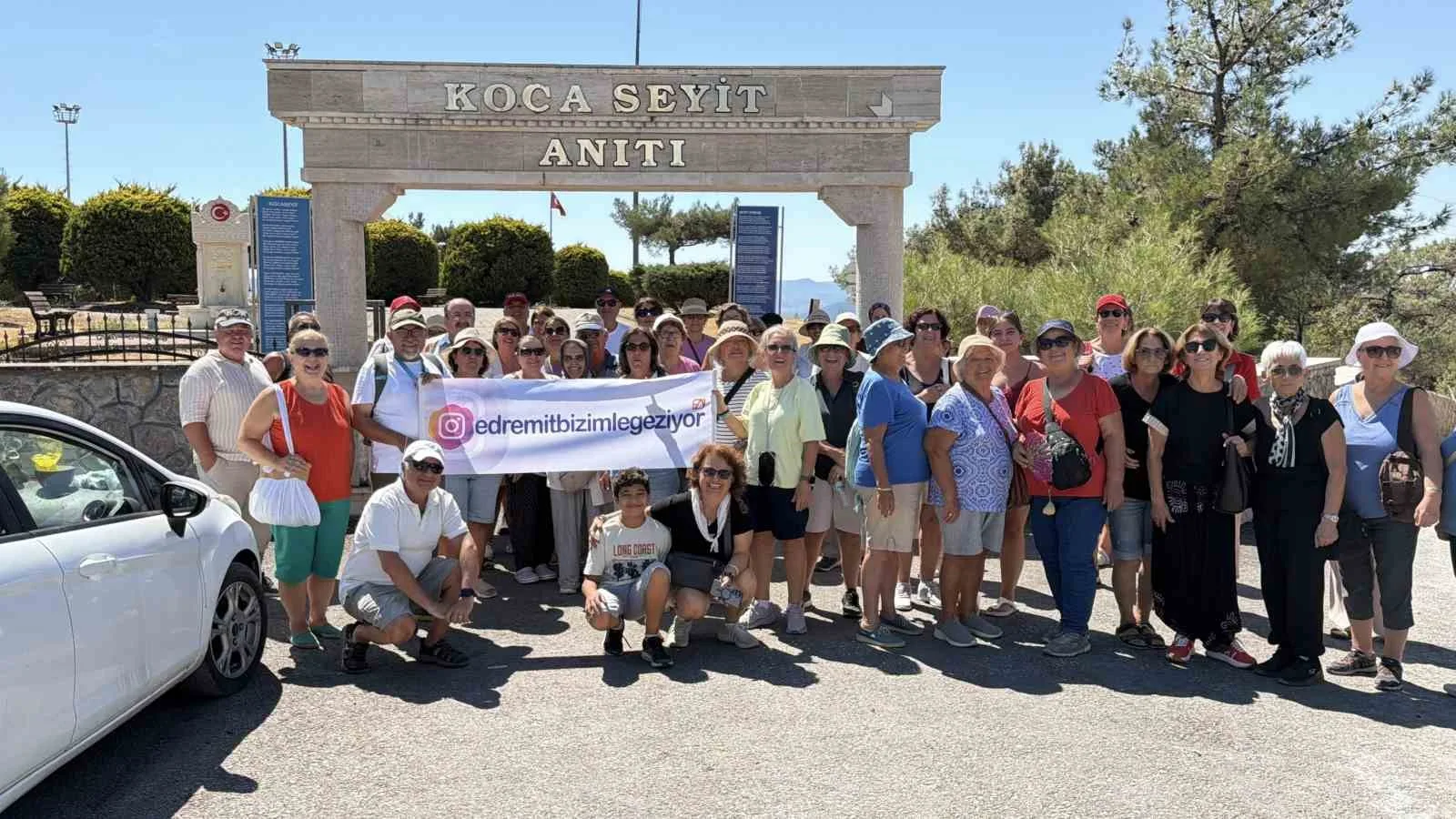 BALIKESİR'İN HAVRAN BELEDİYESİ VE TURİZM SEKTÖRÜNÜN İŞ BİRLİĞİYLE DÜZENLENEN ORGANİZASYONDA YERLİ TURİSTLER, COĞRAFİ İŞARETLİ HAVRAN SİYAH İNCİRİNİN HASADINA KATILARAK İLÇENİN TARİHİ, KÜLTÜREL VE GASTRONOMİK DEĞERLERİNİ YAKINDAN TANIMA FIRSATI BULDU. BELEDİYE BAŞKANI EMİN ERSOY, TURİZM HAREKETLİLİĞİNİ ARTIRMAYI HEDEFLEDİKLERİNİ SÖYLEDİ.