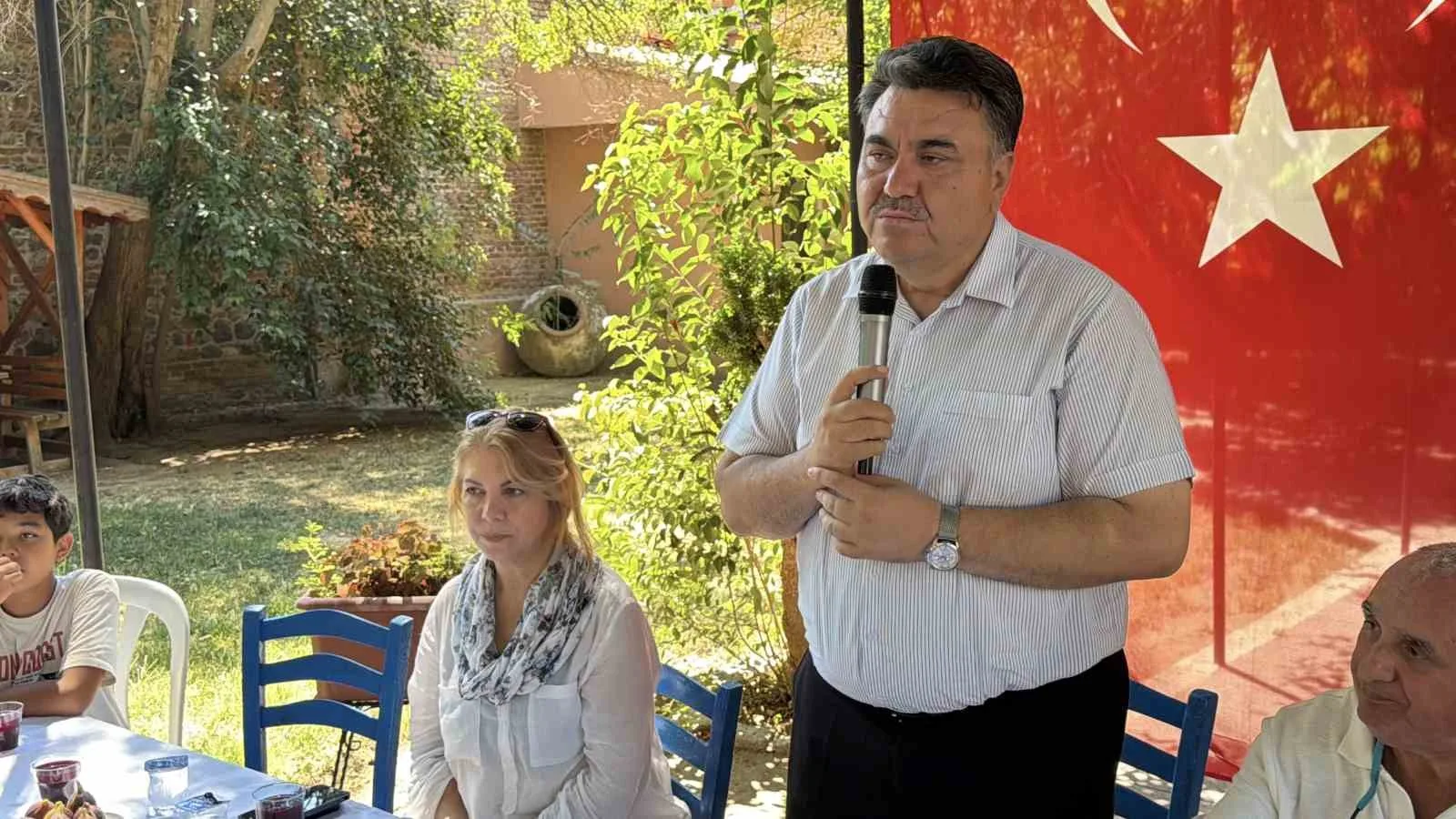 BALIKESİR'İN HAVRAN BELEDİYESİ VE TURİZM SEKTÖRÜNÜN İŞ BİRLİĞİYLE DÜZENLENEN ORGANİZASYONDA YERLİ TURİSTLER, COĞRAFİ İŞARETLİ HAVRAN SİYAH İNCİRİNİN HASADINA KATILARAK İLÇENİN TARİHİ, KÜLTÜREL VE GASTRONOMİK DEĞERLERİNİ YAKINDAN TANIMA FIRSATI BULDU. BELEDİYE BAŞKANI EMİN ERSOY, TURİZM HAREKETLİLİĞİNİ ARTIRMAYI HEDEFLEDİKLERİNİ SÖYLEDİ.
