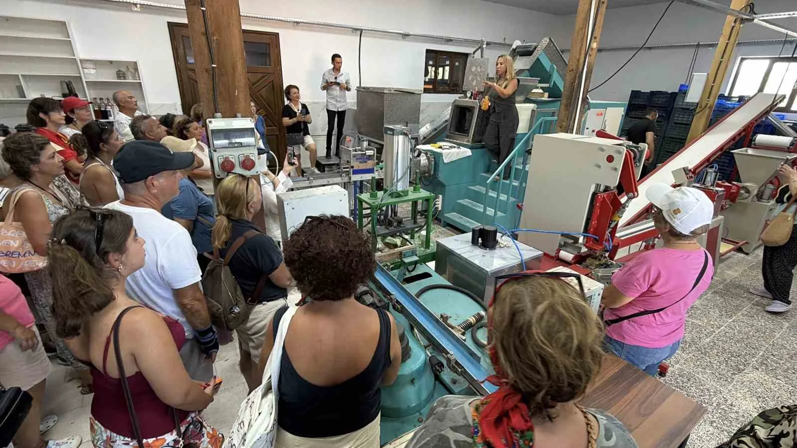 BALIKESİR'İN HAVRAN BELEDİYESİ VE TURİZM SEKTÖRÜNÜN İŞ BİRLİĞİYLE DÜZENLENEN ORGANİZASYONDA YERLİ TURİSTLER, COĞRAFİ İŞARETLİ HAVRAN SİYAH İNCİRİNİN HASADINA KATILARAK İLÇENİN TARİHİ, KÜLTÜREL VE GASTRONOMİK DEĞERLERİNİ YAKINDAN TANIMA FIRSATI BULDU. BELEDİYE BAŞKANI EMİN ERSOY, TURİZM HAREKETLİLİĞİNİ ARTIRMAYI HEDEFLEDİKLERİNİ SÖYLEDİ.