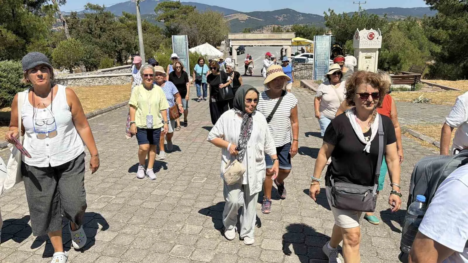 BALIKESİR'İN HAVRAN BELEDİYESİ VE TURİZM SEKTÖRÜNÜN İŞ BİRLİĞİYLE DÜZENLENEN ORGANİZASYONDA YERLİ TURİSTLER, COĞRAFİ İŞARETLİ HAVRAN SİYAH İNCİRİNİN HASADINA KATILARAK İLÇENİN TARİHİ, KÜLTÜREL VE GASTRONOMİK DEĞERLERİNİ YAKINDAN TANIMA FIRSATI BULDU. BELEDİYE BAŞKANI EMİN ERSOY, TURİZM HAREKETLİLİĞİNİ ARTIRMAYI HEDEFLEDİKLERİNİ SÖYLEDİ.