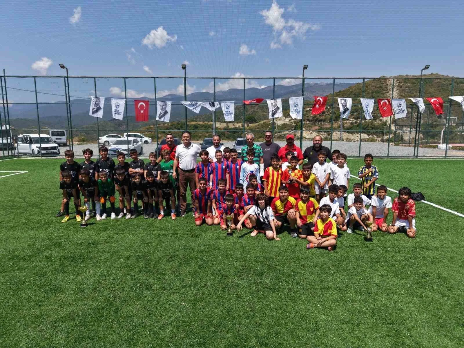 ANTAKYA’NIN YAYLACIK MAHALLESİ’NDE HİZMETE AÇILAN HALI SAHADA DÜZENLENEN FUTBOL TURNUVASINDA GENÇLER BİR ARAYA GELDİ.