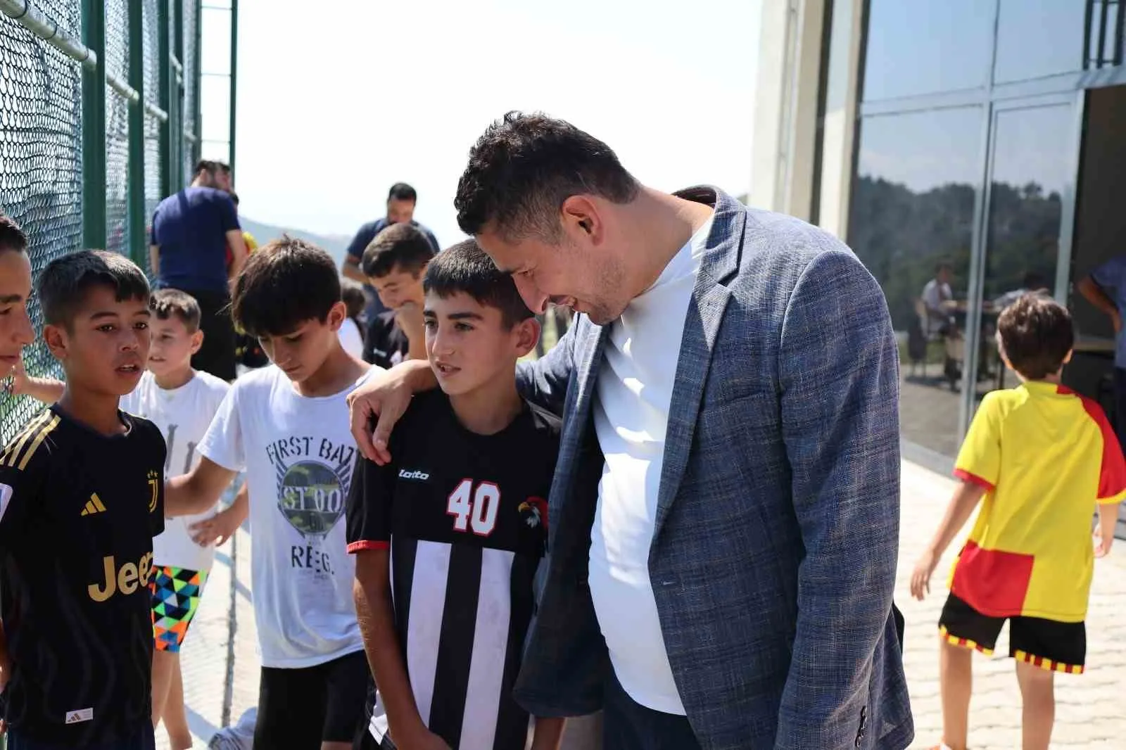 ANTAKYA’NIN YAYLACIK MAHALLESİ’NDE HİZMETE AÇILAN HALI SAHADA DÜZENLENEN FUTBOL TURNUVASINDA GENÇLER BİR ARAYA GELDİ.