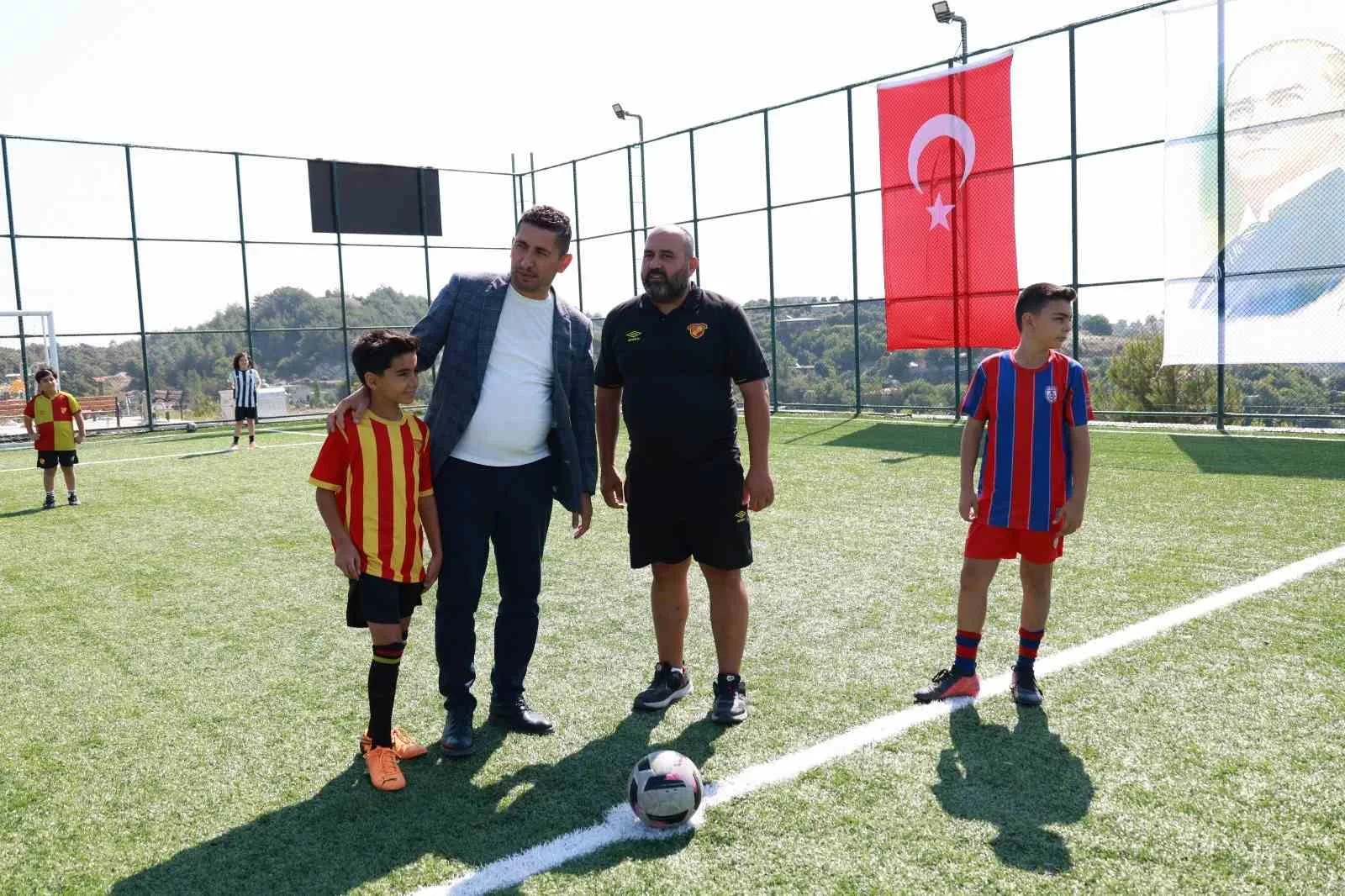 ANTAKYA’NIN YAYLACIK MAHALLESİ’NDE HİZMETE AÇILAN HALI SAHADA DÜZENLENEN FUTBOL TURNUVASINDA GENÇLER BİR ARAYA GELDİ.