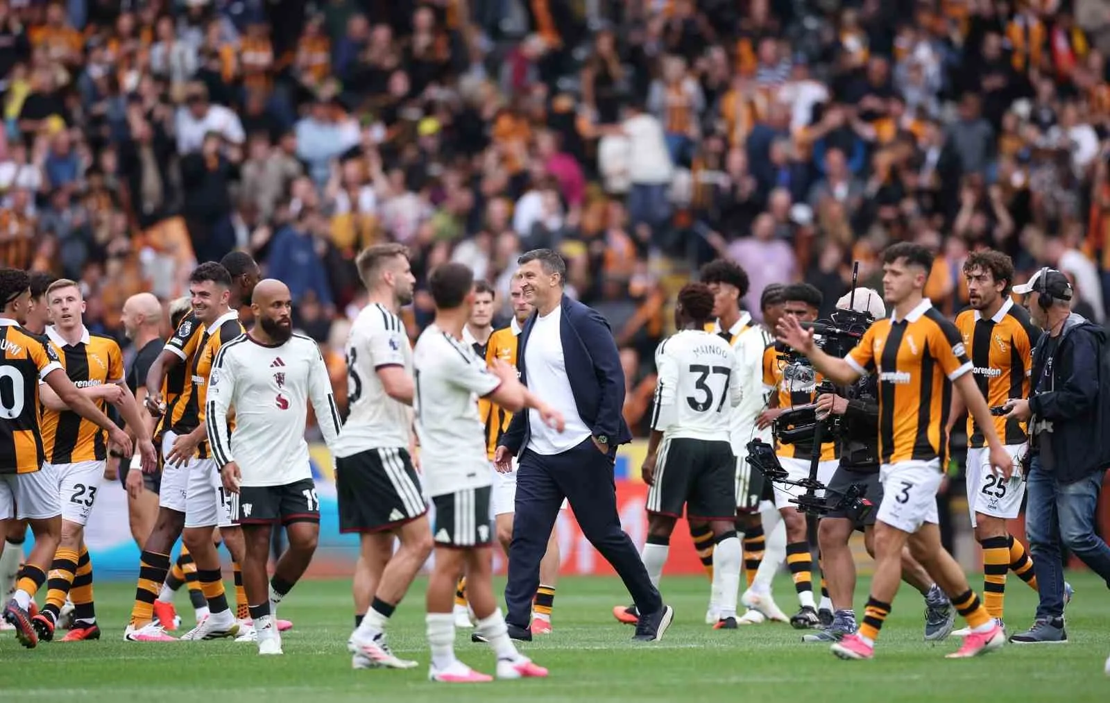 HULL CİTY, İNGİLTERE PREMİER LİG’İN İLK HAFTASINDA KONUK ETTİĞİ MANCHESTER UNİTED’I 2-0 MAĞLUP EDEREK SEZONA GALİBİYETLE BAŞLADI.