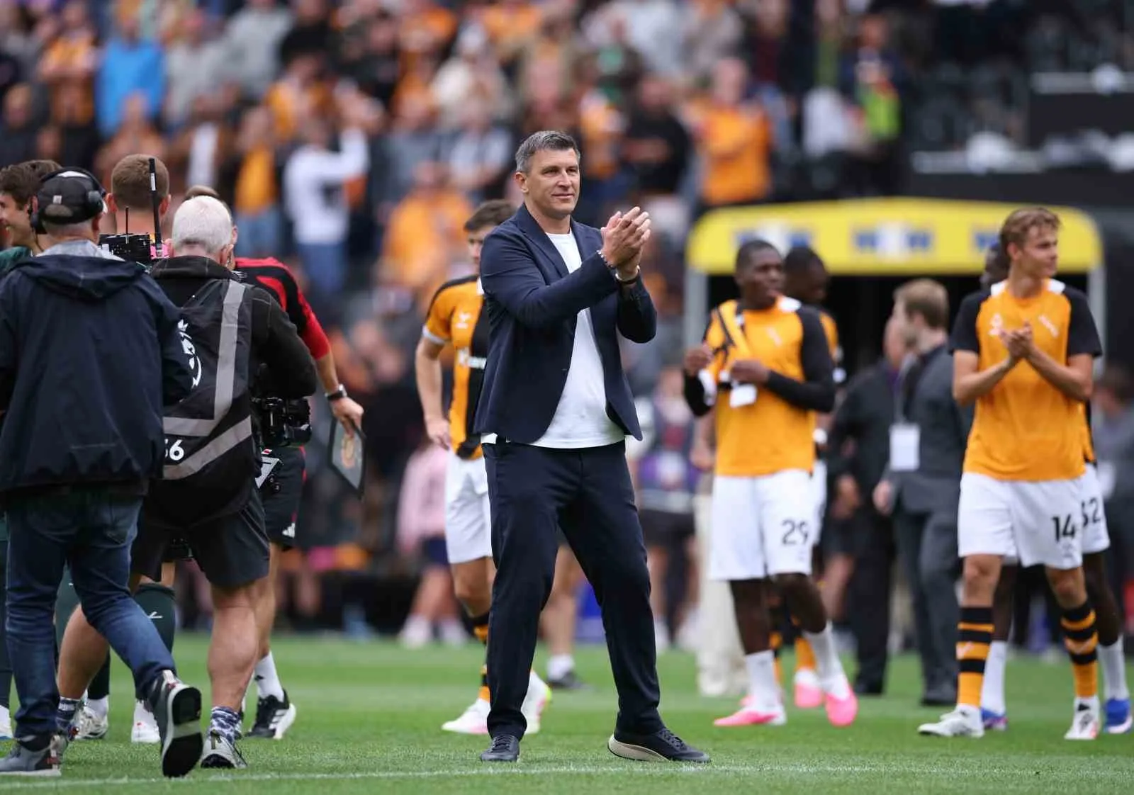 HULL CİTY, İNGİLTERE PREMİER LİG’İN İLK HAFTASINDA KONUK ETTİĞİ MANCHESTER UNİTED’I 2-0 MAĞLUP EDEREK SEZONA GALİBİYETLE BAŞLADI.