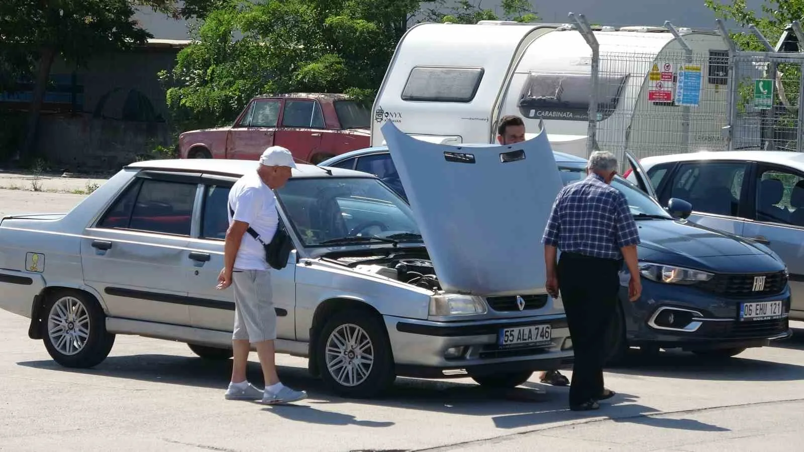 SAMSUN'DA HER HAFTANIN CUMARTESİ GÜNÜ KURULAN İKİNCİ EL OTO PAZARINDA HEM ALICILAR HEM DE SATICILAR PİYASANIN HAREKETLENMESİNİ ÜMİT EDİYOR.