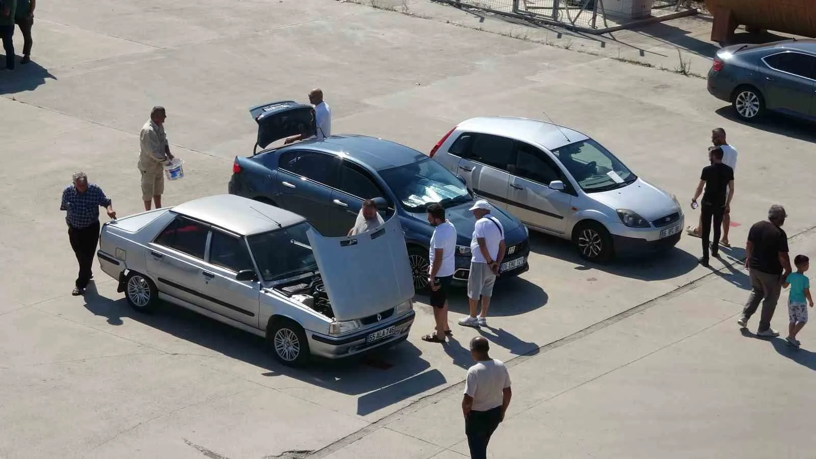 SAMSUN'DA HER HAFTANIN CUMARTESİ GÜNÜ KURULAN İKİNCİ EL OTO PAZARINDA HEM ALICILAR HEM DE SATICILAR PİYASANIN HAREKETLENMESİNİ ÜMİT EDİYOR.