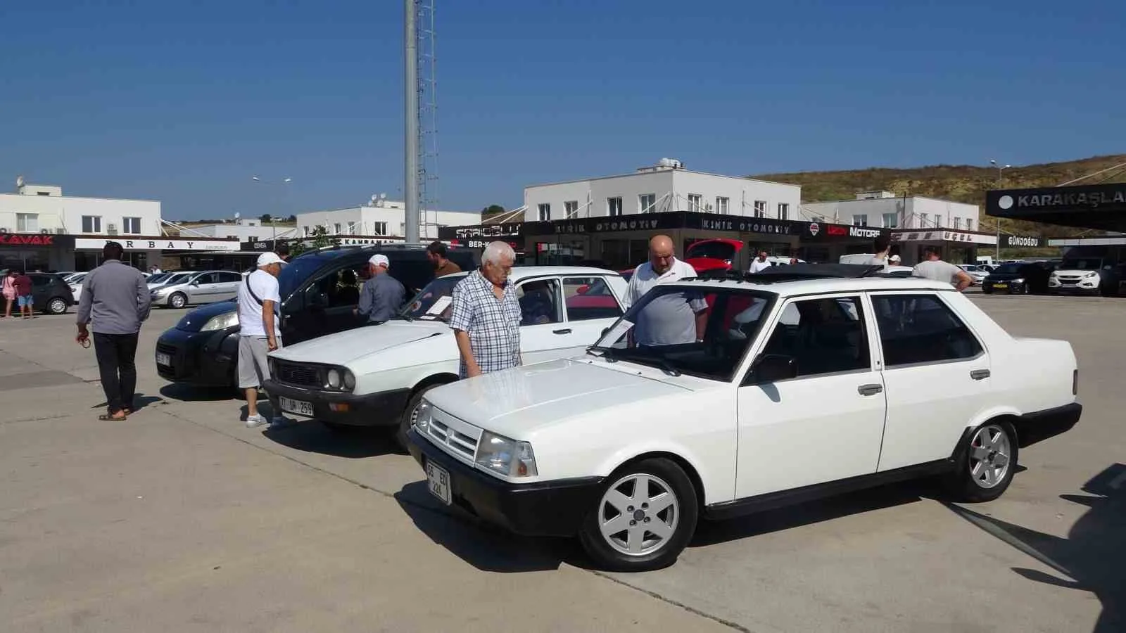 SAMSUN'DA HER HAFTANIN CUMARTESİ GÜNÜ KURULAN İKİNCİ EL OTO PAZARINDA HEM ALICILAR HEM DE SATICILAR PİYASANIN HAREKETLENMESİNİ ÜMİT EDİYOR.