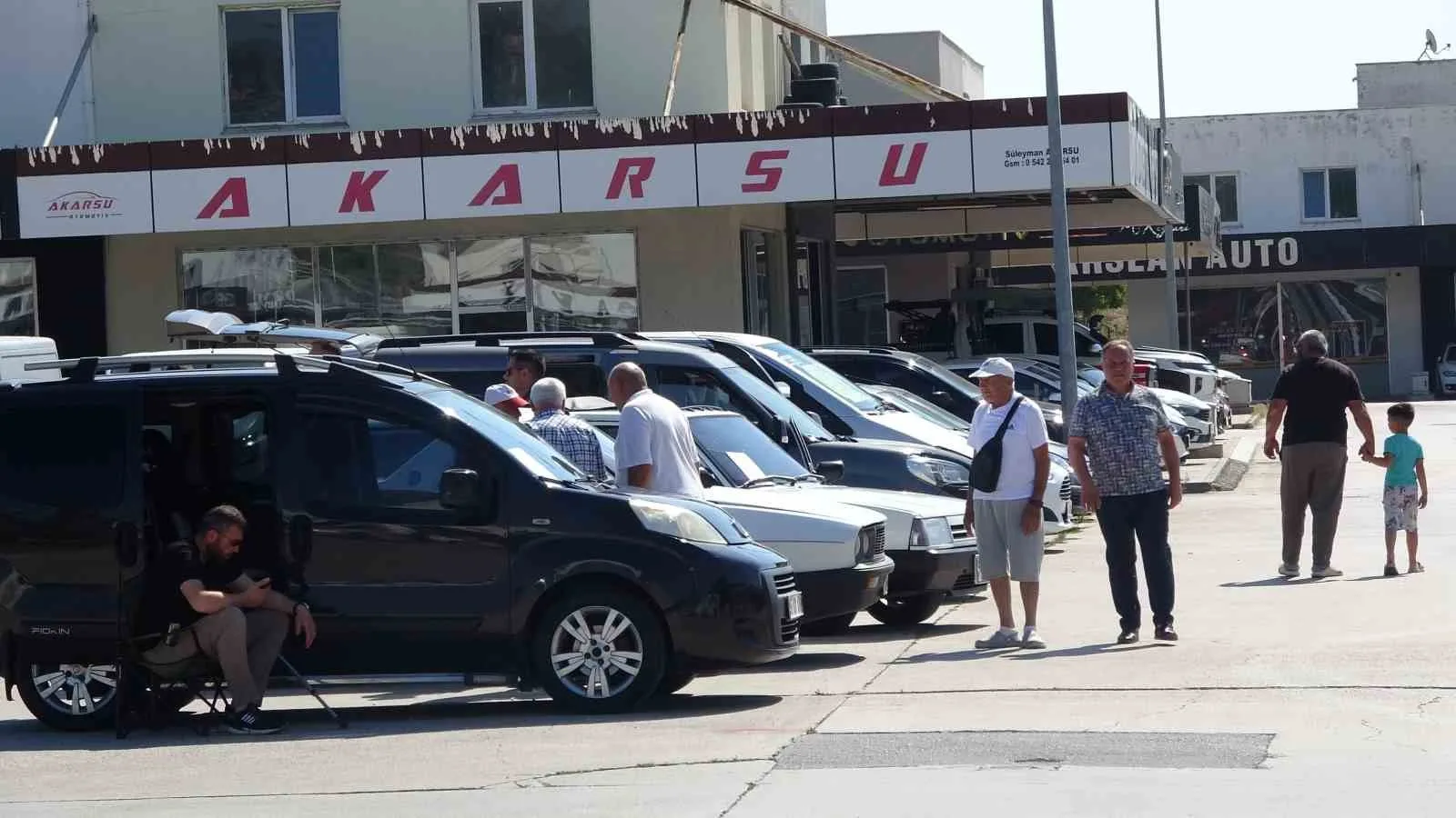 SAMSUN'DA HER HAFTANIN CUMARTESİ GÜNÜ KURULAN İKİNCİ EL OTO PAZARINDA HEM ALICILAR HEM DE SATICILAR PİYASANIN HAREKETLENMESİNİ ÜMİT EDİYOR.