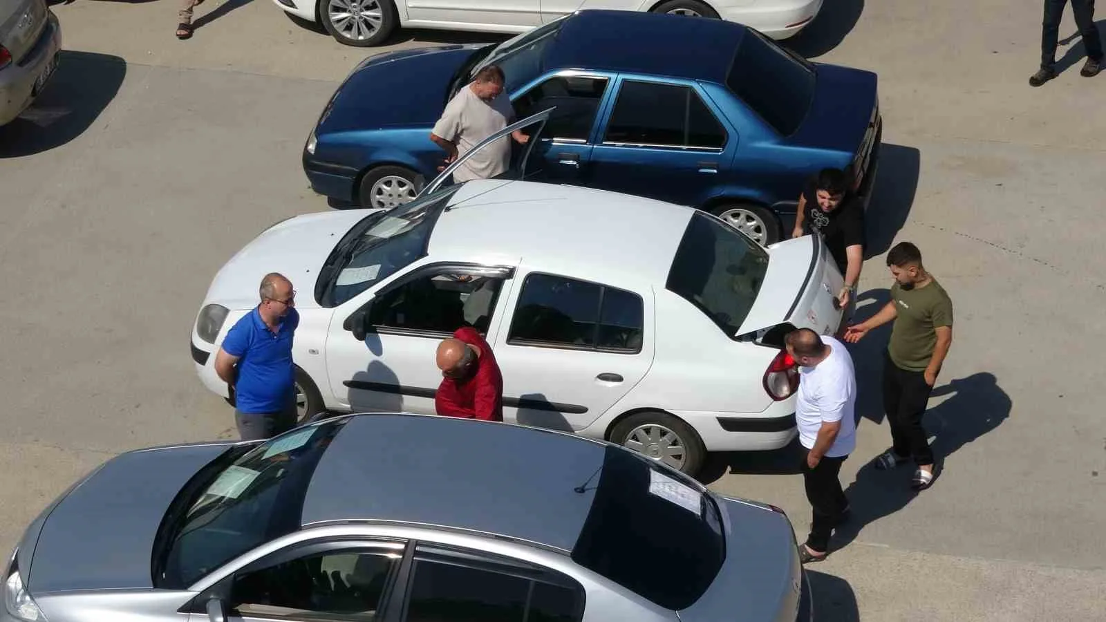 SAMSUN'DA HER HAFTANIN CUMARTESİ GÜNÜ KURULAN İKİNCİ EL OTO PAZARINDA HEM ALICILAR HEM DE SATICILAR PİYASANIN HAREKETLENMESİNİ ÜMİT EDİYOR.