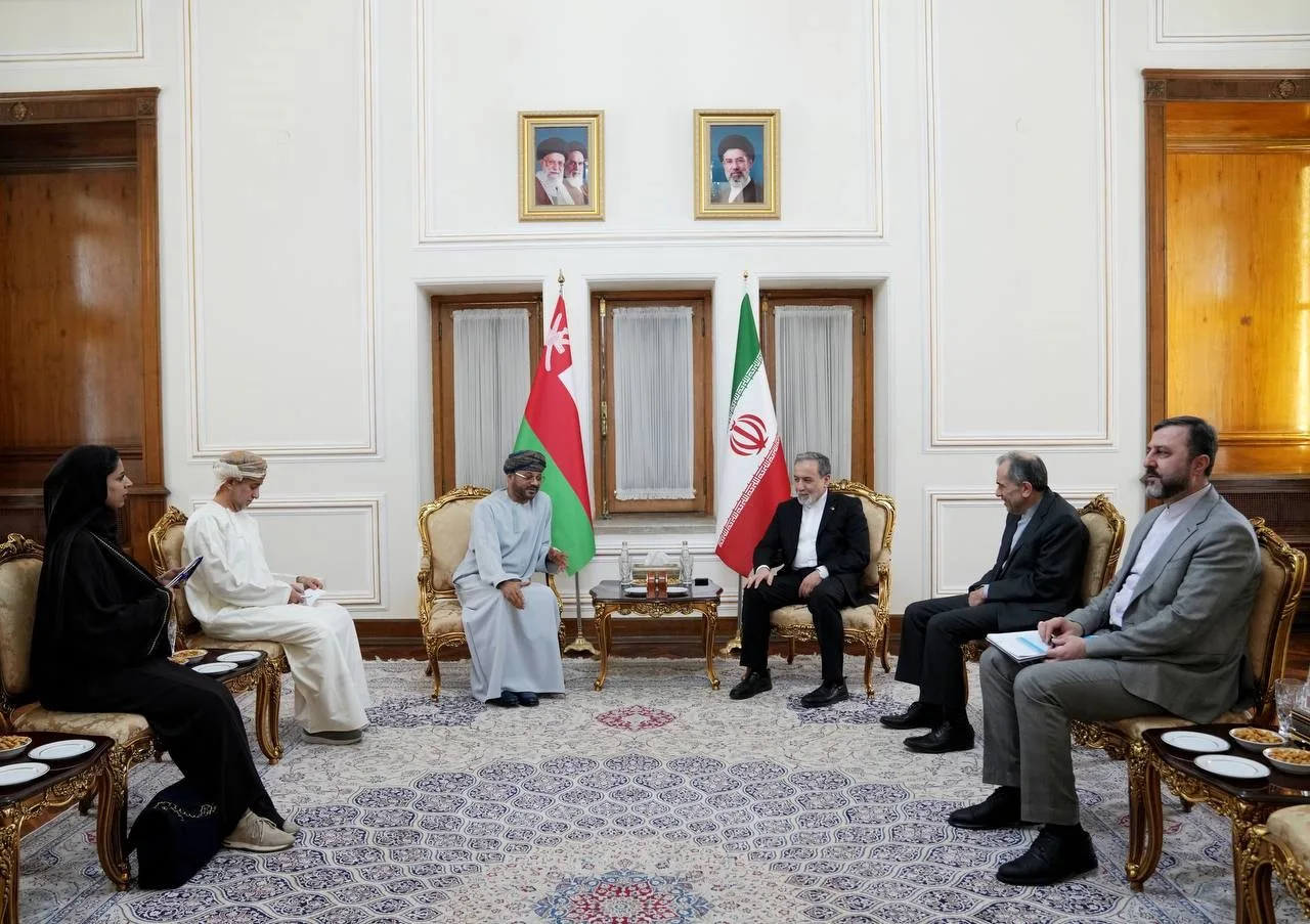 İRAN DIŞİŞLERİ BAKANI ABBAS ARAKÇİ, RESMİ ZİYARET KAPSAMINDA TAHRAN’A GELEN UMMAN DIŞİŞLERİ BAKANI SEYİD BEDİR BİN HAMAD AL-BUSAİDİ İLE BİR ARAYA GELDİ.