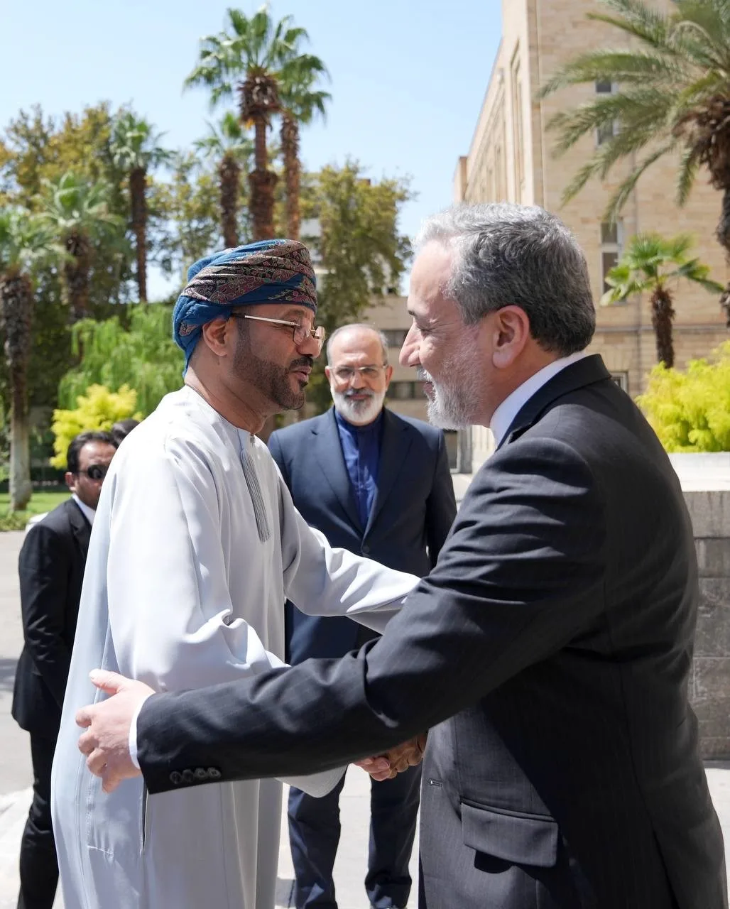 İRAN DIŞİŞLERİ BAKANI ABBAS ARAKÇİ, RESMİ ZİYARET KAPSAMINDA TAHRAN’A GELEN UMMAN DIŞİŞLERİ BAKANI SEYİD BEDİR BİN HAMAD AL-BUSAİDİ İLE BİR ARAYA GELDİ.