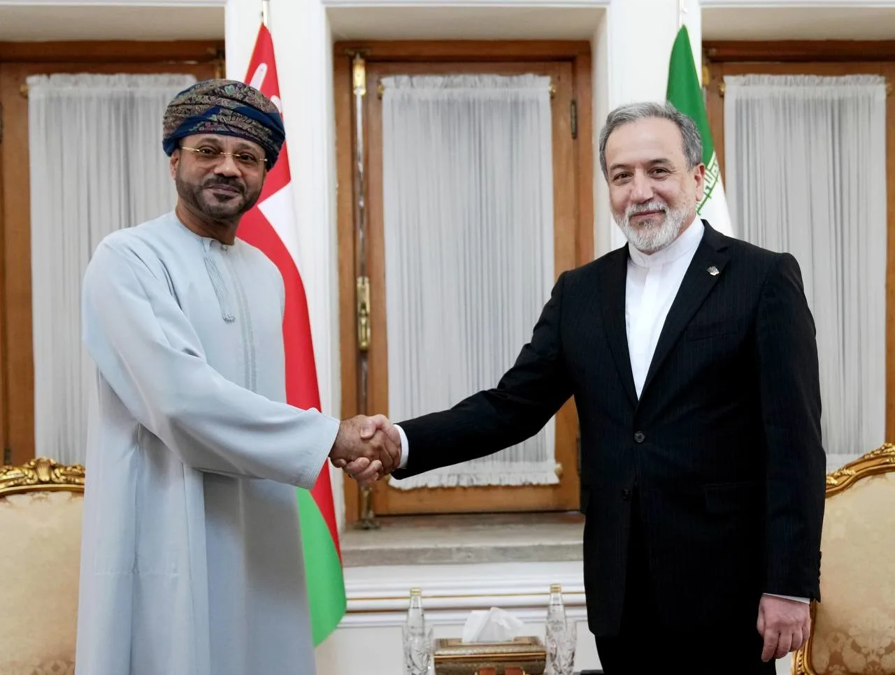 İRAN DIŞİŞLERİ BAKANI ABBAS ARAKÇİ, RESMİ ZİYARET KAPSAMINDA TAHRAN’A GELEN UMMAN DIŞİŞLERİ BAKANI SEYİD BEDİR BİN HAMAD AL-BUSAİDİ İLE BİR ARAYA GELDİ.