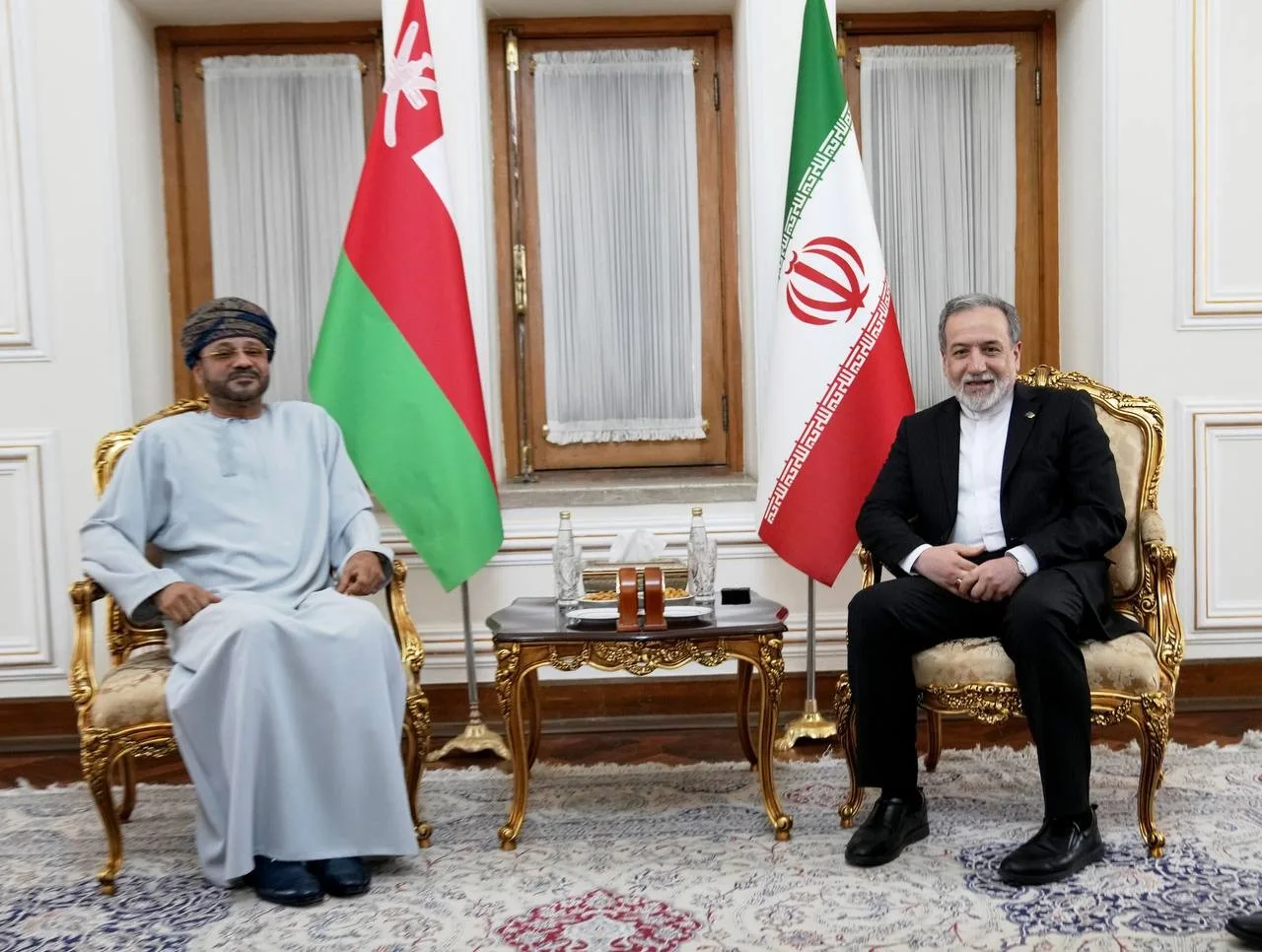 İRAN DIŞİŞLERİ BAKANI ABBAS ARAKÇİ, RESMİ ZİYARET KAPSAMINDA TAHRAN’A GELEN UMMAN DIŞİŞLERİ BAKANI SEYİD BEDİR BİN HAMAD AL-BUSAİDİ İLE BİR ARAYA GELDİ.