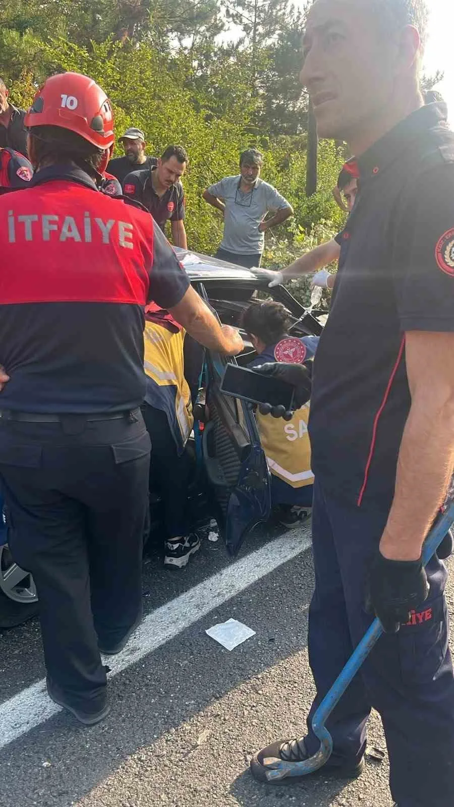 ZONGULDAK'IN KARADENİZ EREĞLİ İLÇESİNDE İŞÇİ SERVİSİ İLE OTOMOBİLİN ÇARPIŞTIĞI TRAFİK KAZASINDA 1'İ AĞIR 4 KİŞİ YARALANDI.