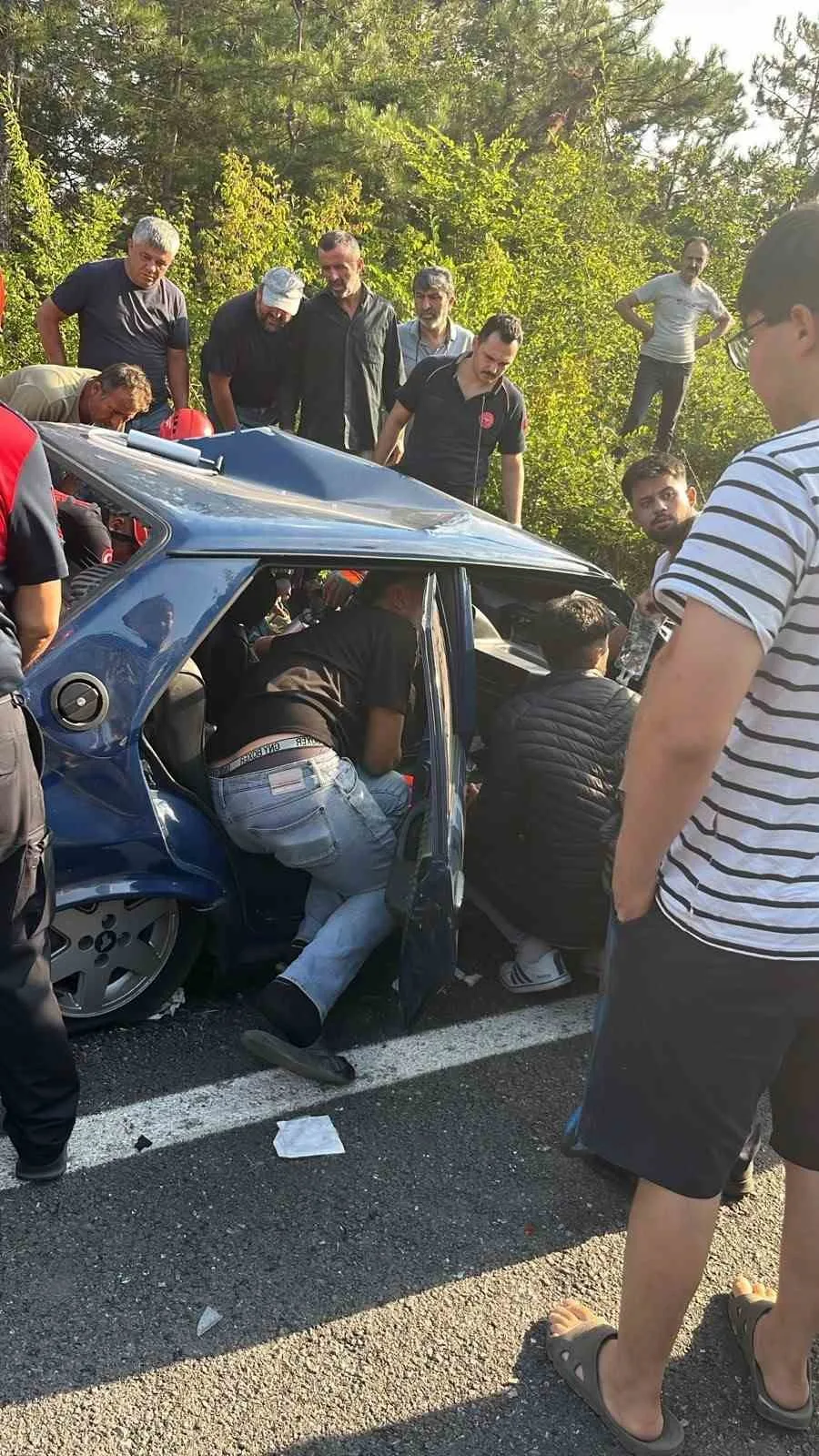 ZONGULDAK'IN KARADENİZ EREĞLİ İLÇESİNDE İŞÇİ SERVİSİ İLE OTOMOBİLİN ÇARPIŞTIĞI TRAFİK KAZASINDA 1'İ AĞIR 4 KİŞİ YARALANDI.