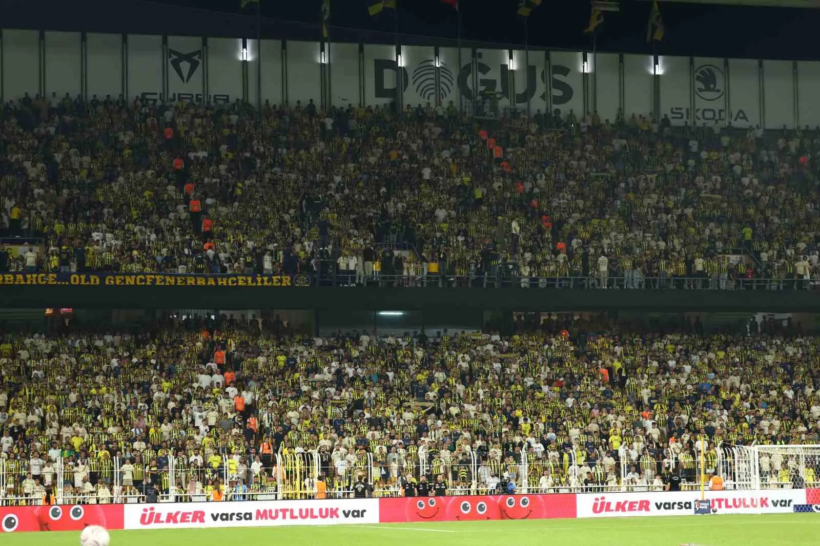 BU SEZON UEFA ŞAMPİYONLAR LİGİ ELEME MAÇLARINDA TRİBÜNLERİ TIKLIM TIKLIM DOLDURAN SARI-LACİVERTLİLER, LİGİN İLK HAFTASINDAKİ KONYASPOR MAÇINA DA İLGİ GÖSTERDİ.