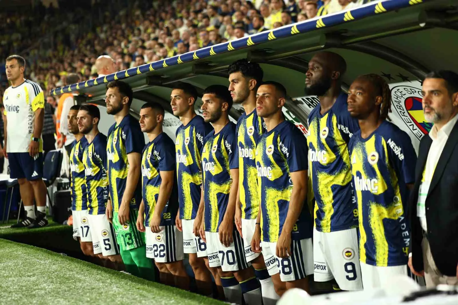 SARI-LACİVERTLERDE TARIK ÇETİN, YİĞİT EFE DEMİR, MERT MÜLDÜR, LEVENT MERCAN, İSMAİL YÜKSEK, İRFAN CAN KAHVECİ, BARTUĞ ELMAZ, OĞUZ AYDIN, ROMELU LUKAKU VE DORGELES NENE İSE YEDEK BEKLEDİ.