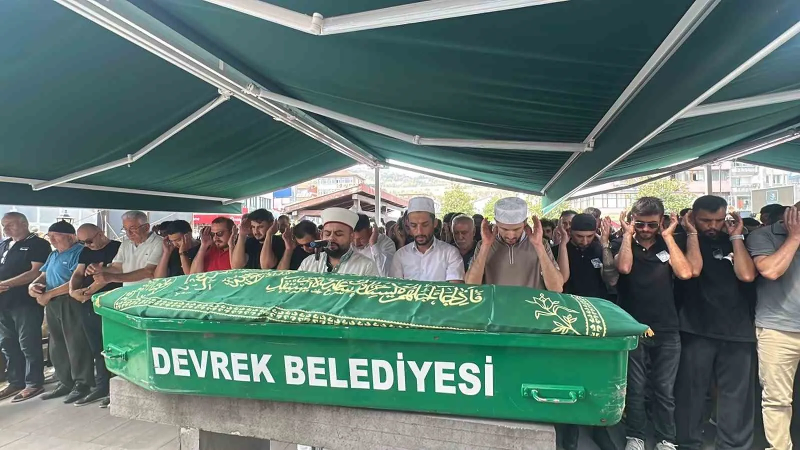 DENİZ KÜÇÜKLER İÇİN MEMLEKETİ DEVREK'TE CENAZE TÖRENİ DÜZENLENDİ.