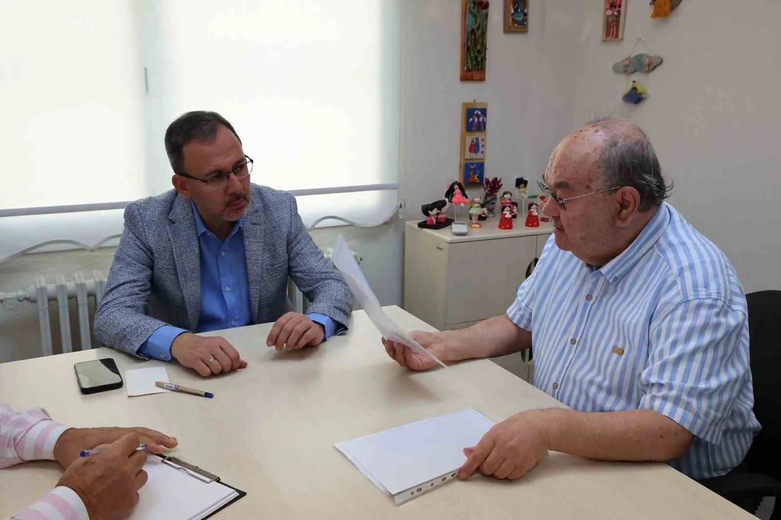 İZMİR KONAK’TAKİ ENGELSİZ YAŞAM KÖYÜ’NDE YAŞANAN ULAŞIM KRİZİ, İKTİDAR VE YEREL YÖNETİM İŞ BİRLİĞİYLE ÇÖZÜME KAVUŞTU. ÖNCEKİ DÖNEM GENÇLİK VE SPOR BAKANI MEHMET KASAPOĞLU İLE İZMİR BÜYÜKŞEHİR BELEDİYE BAŞKANI CEMİL TUGAY’IN GÖRÜŞMESİ SONUCUNDA, TESİSİN TÜM HİZMETLERİYLE BÜYÜKŞEHİR BELEDİYESİ BÜNYESİNE DEVREDİLMESİ KARARLAŞTIRILDI.