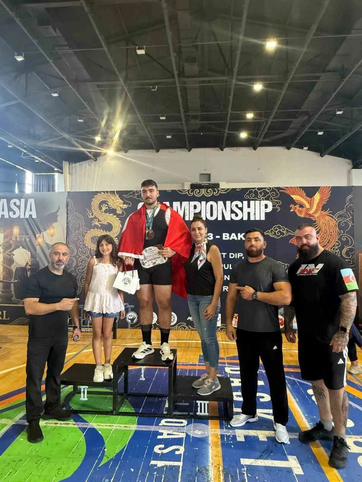 İZMİR’DE GENÇ SPORCU ARAS NAL (SOLDAN ÜÇÜNCÜ), AZERBAYCAN’DA DÜZENLENEN ULUSLARARASI GÜÇ SPORLARI ŞAMPİYONASINDA İKİ FARKLI BRANŞTA DÜNYA ŞAMPİYONU OLARAK TÜRKİYE’NİN GURURU OLDU.