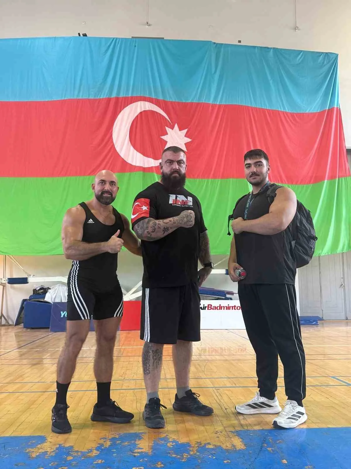 İZMİR’DE GENÇ SPORCU ARAS NAL (SOLDAN ÜÇÜNCÜ), AZERBAYCAN’DA DÜZENLENEN ULUSLARARASI GÜÇ SPORLARI ŞAMPİYONASINDA İKİ FARKLI BRANŞTA DÜNYA ŞAMPİYONU OLARAK TÜRKİYE’NİN GURURU OLDU.