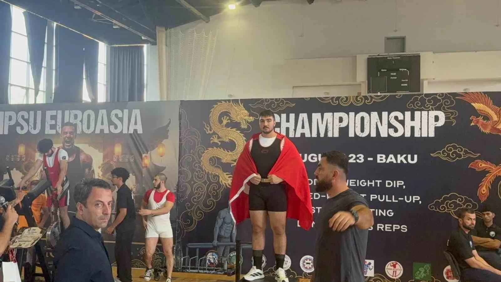 İZMİR’DE GENÇ SPORCU ARAS NAL, AZERBAYCAN’DA DÜZENLENEN ULUSLARARASI GÜÇ SPORLARI ŞAMPİYONASINDA İKİ FARKLI BRANŞTA DÜNYA ŞAMPİYONU OLARAK TÜRKİYE’NİN GURURU OLDU.