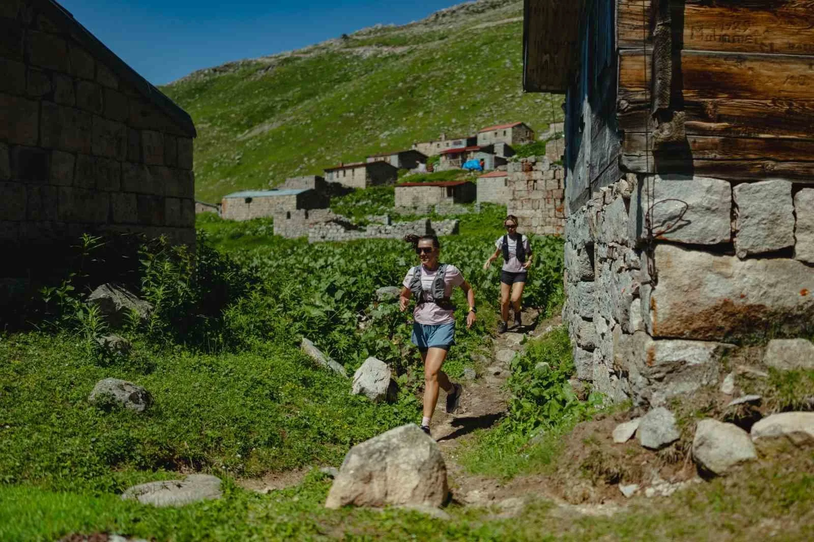 TÜRKİYE'NİN İLK VE TEK UTMB WORLD SERİES ETKİNLİĞİ OLAN KAÇKAR BY UTMB ÇATISI ALTINDA DÜZENLENEN 'RUN LİKE HER' ANTRENMAN KAMPI, FARKLI ÜLKELERDEN ALTI KADIN PATİKA KOŞUCUSUNU KAÇKAR DAĞLARI'NDA BİR ARAYA GETİRDİ.