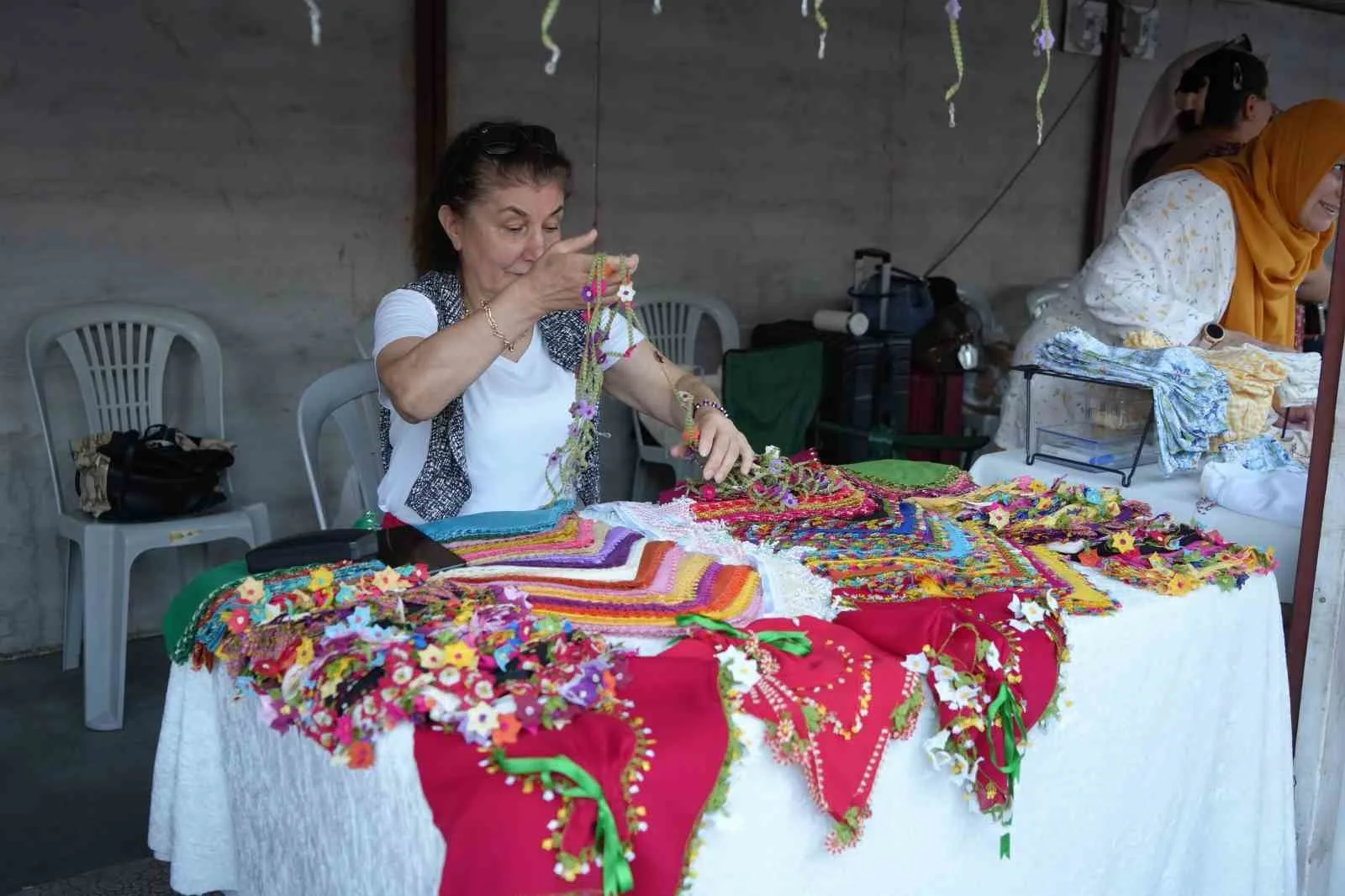 KADIN EMEĞİ FESTİVALİ’NİN 5’İNCİ GÜNÜNDE, KADIN ÜRETİCİLERİN EL EMEĞİYLE HAZIRLADIĞI ÜRÜNLER VATANDAŞLARIN BEĞENİSİNE SUNULMAYA DEVAM EDİYOR.