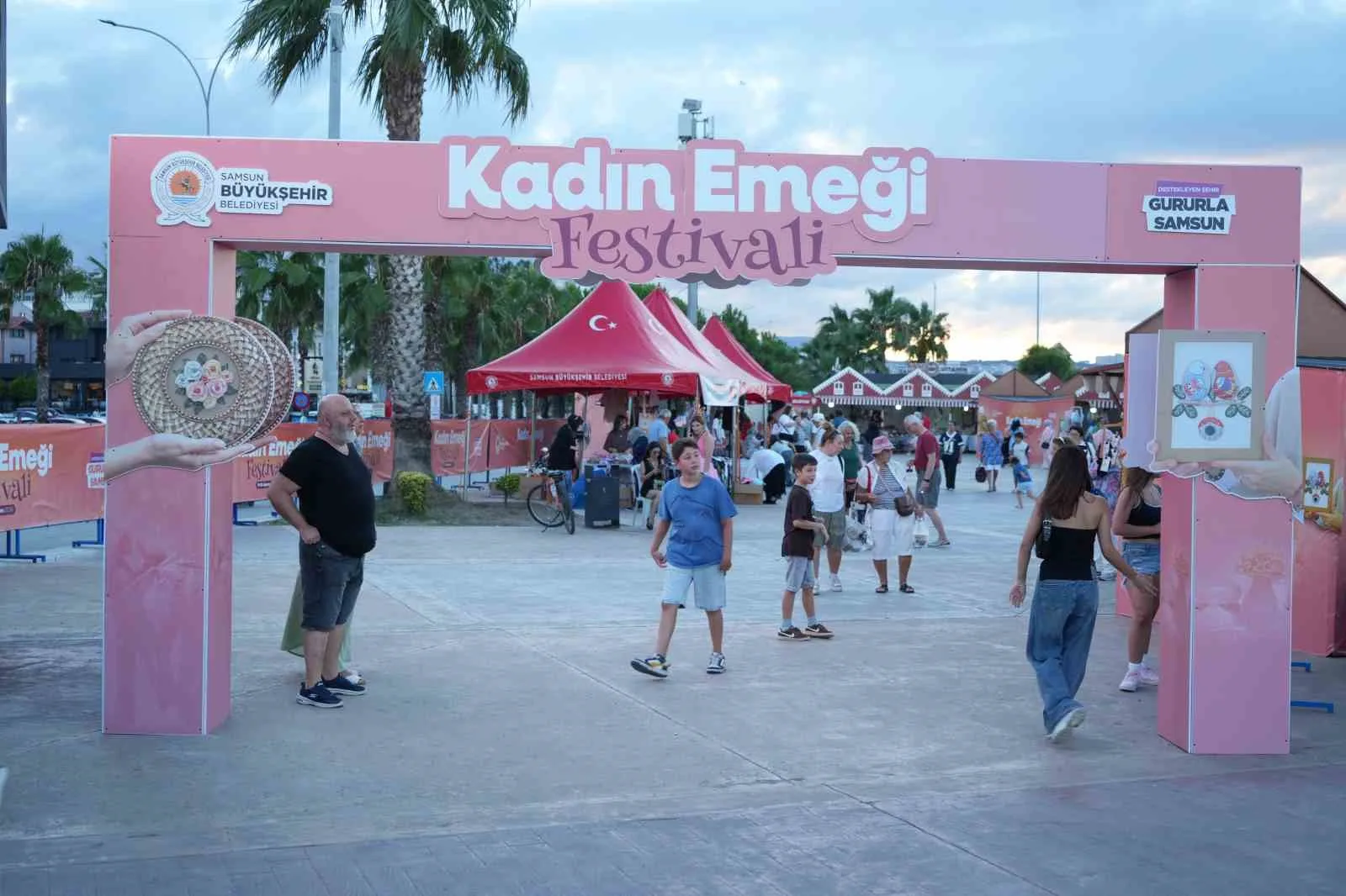 KADIN EMEĞİ FESTİVALİ’NİN 5’İNCİ GÜNÜNDE, KADIN ÜRETİCİLERİN EL EMEĞİYLE HAZIRLADIĞI ÜRÜNLER VATANDAŞLARIN BEĞENİSİNE SUNULMAYA DEVAM EDİYOR.