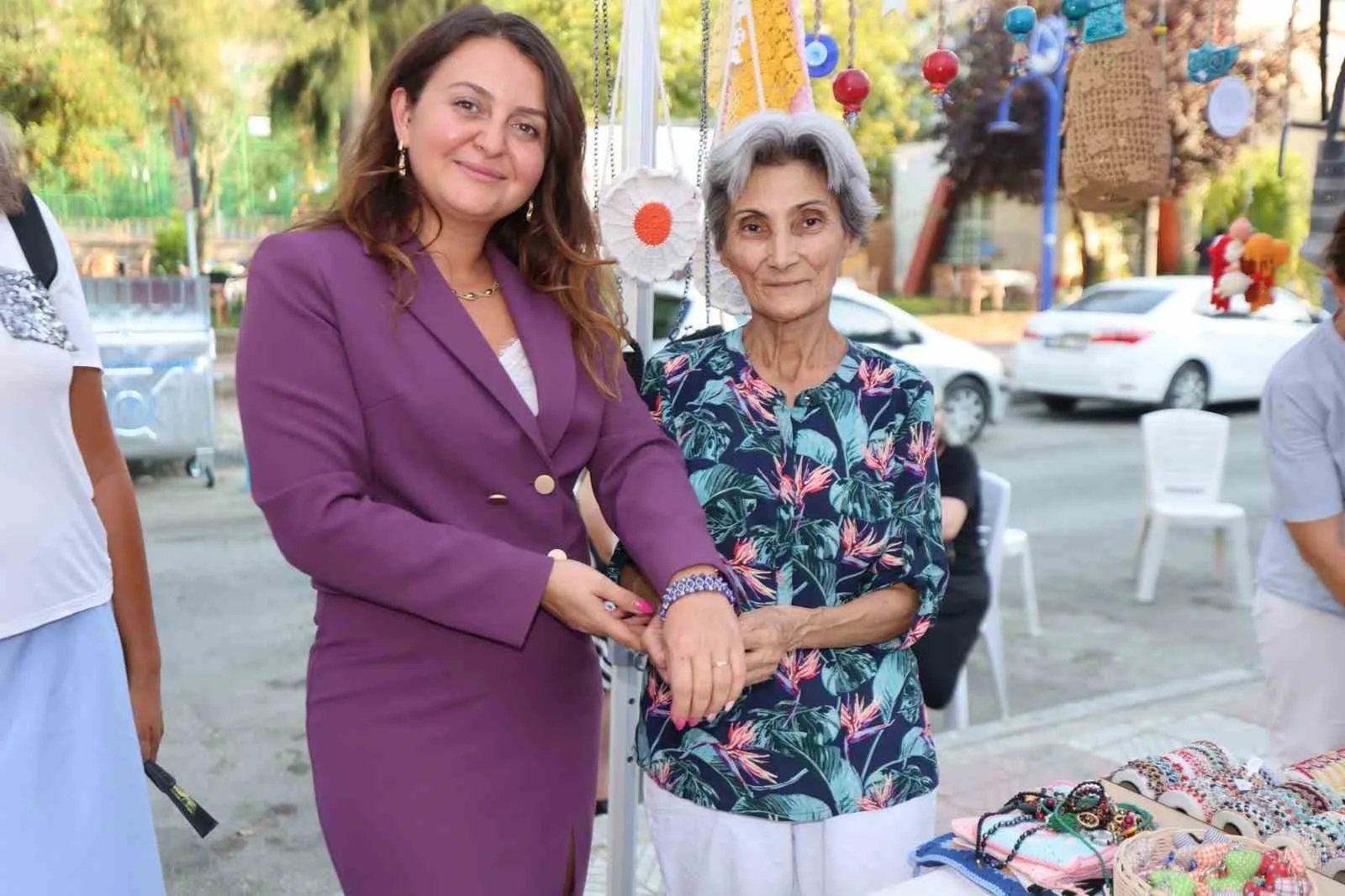 YUNUSEMRE BELEDİYESİ’NİN KATKILARIYLA DÜZENLENEN KADIN EL EMEĞİ GECE PAZARI, KAYNAK MAHALLESİ’NDE VATANDAŞLARLA BULUŞTU. KADIN KURSİYERLERİN HAZIRLADIĞI EL EMEĞİ ÜRÜNLER SATIŞA SUNULURKEN, ETKİNLİK ÜRETİCİ KADINLARA AİLE BÜTÇELERİNE KATKI SAĞLAMA FIRSATI SUNDU.