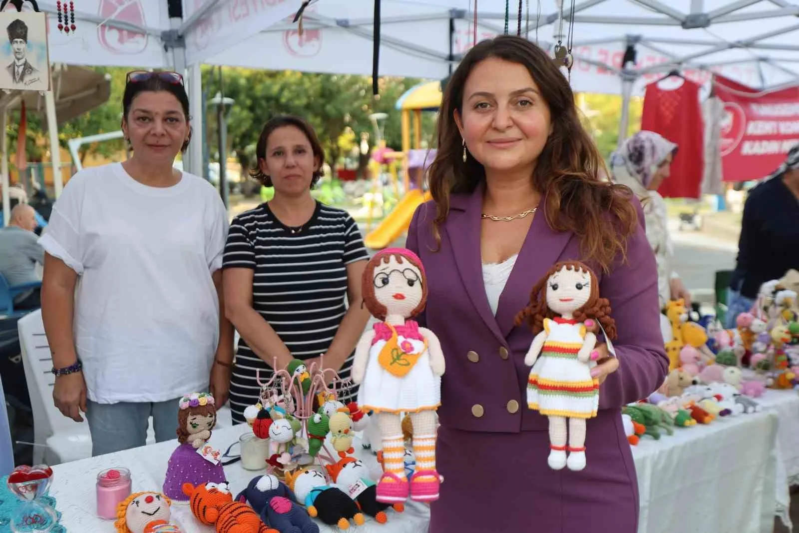 YUNUSEMRE BELEDİYESİ’NİN KATKILARIYLA DÜZENLENEN KADIN EL EMEĞİ GECE PAZARI, KAYNAK MAHALLESİ’NDE VATANDAŞLARLA BULUŞTU. KADIN KURSİYERLERİN HAZIRLADIĞI EL EMEĞİ ÜRÜNLER SATIŞA SUNULURKEN, ETKİNLİK ÜRETİCİ KADINLARA AİLE BÜTÇELERİNE KATKI SAĞLAMA FIRSATI SUNDU.