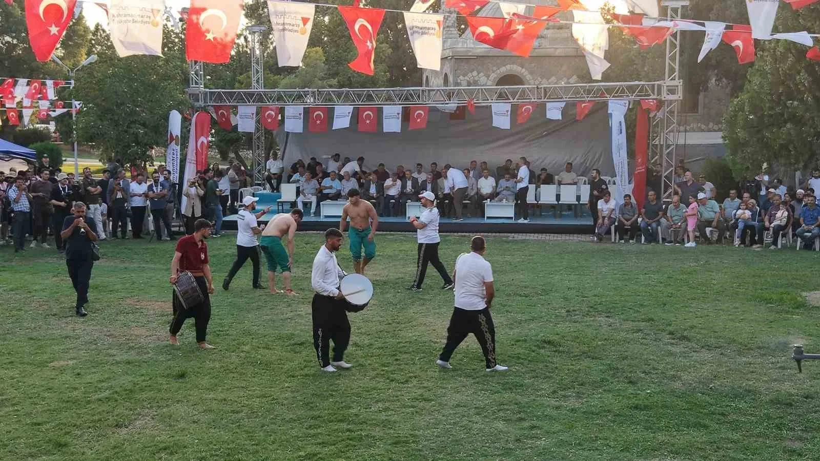 KAHRAMANMARAŞ’TA 26 YILLIK ARANIN ARDINDAN YENİDEN DÜZENLENEN GELENEKSEL AĞUSTOS FUARI KARAKUCAK GÜREŞLERİ’NDE TÜRKİYE’NİN DÖRT BİR YANINDAN GELEN 538 PEHLİVAN KÜRSÜYE ÇIKABİLMEK İÇİN TER DÖKTÜ.