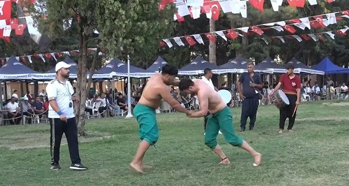 KAHRAMANMARAŞ’TA 26 YILLIK ARANIN ARDINDAN YENİDEN DÜZENLENEN GELENEKSEL AĞUSTOS FUARI KARAKUCAK GÜREŞLERİ’NDE TÜRKİYE’NİN DÖRT BİR YANINDAN GELEN 538 PEHLİVAN KÜRSÜYE ÇIKABİLMEK İÇİN TER DÖKTÜ.