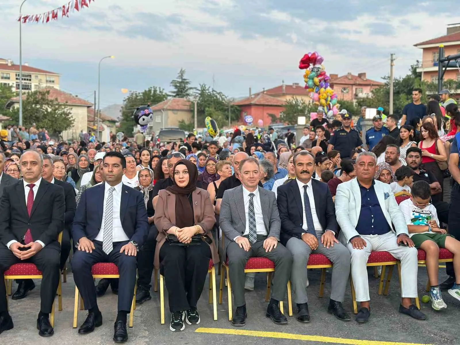 KAMAN İLÇESİNDE YAPIMI TAMAMLANAN RECEP TAYYİP ERDOĞAN PARKI'NIN AÇILIŞ TÖRENİNE KIRŞEHİR VALİSİ MURAT SEFA DEMİRYÜREK, SİYASİ PARTİ TEMSİLCİLERİ, TÜRKİYE BEYAZAY DERNEĞİ ŞUBE BAŞKANI ADNAN GÖÇMEN VE ÇOK SAYIDA VATANDAŞ KATILDI.