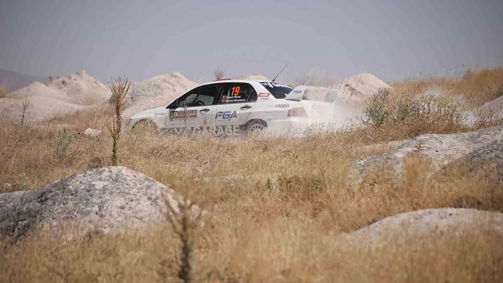 NEVŞEHİR’DE START ALAN 2026 PETROL OFİSİ MAXİMA TÜRKİYE RALLİ ŞAMPİYONASI’NIN 4. AYAĞI KAPADOKYA RALLİSİ, İKİNCİ GÜNÜNDE ÜRGÜP İLÇESİNE BAĞLI SARIHIDIR KÖYÜNDE HIZ VE ADRENALİN DOLU ANLARA SAHNE OLDU.