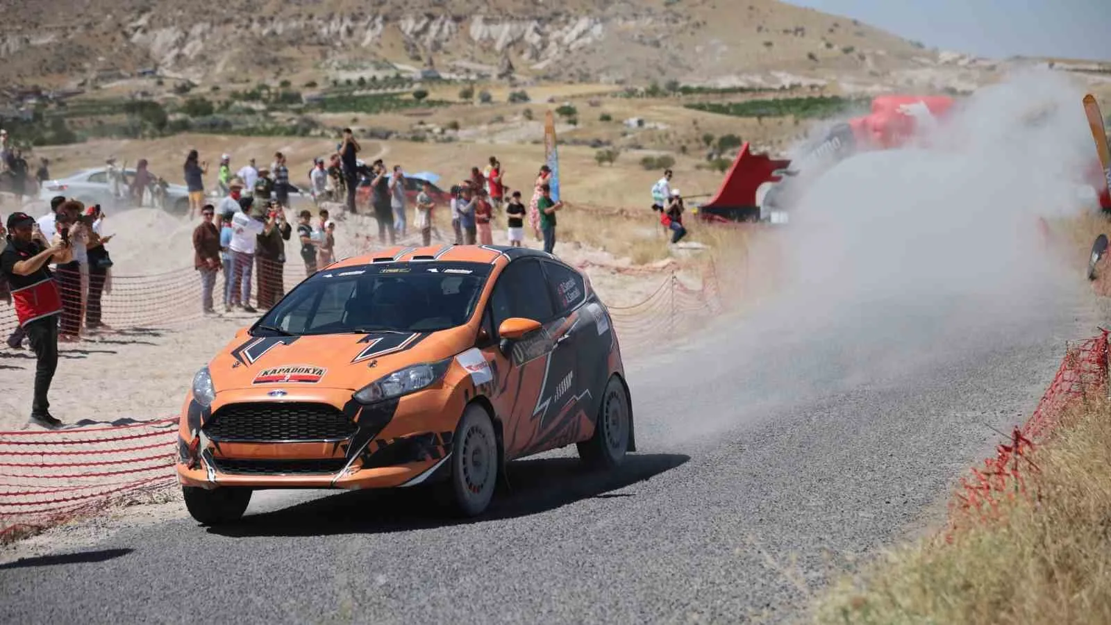 NEVŞEHİR’DE START ALAN 2026 PETROL OFİSİ MAXİMA TÜRKİYE RALLİ ŞAMPİYONASI’NIN 4. AYAĞI KAPADOKYA RALLİSİ, İKİNCİ GÜNÜNDE ÜRGÜP İLÇESİNE BAĞLI SARIHIDIR KÖYÜNDE HIZ VE ADRENALİN DOLU ANLARA SAHNE OLDU.