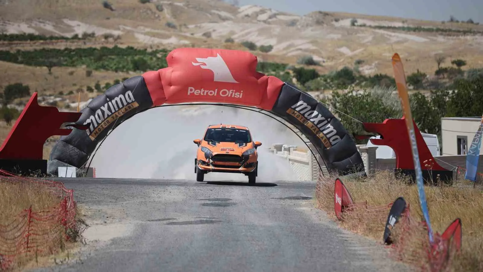 NEVŞEHİR’DE START ALAN 2026 PETROL OFİSİ MAXİMA TÜRKİYE RALLİ ŞAMPİYONASI’NIN 4. AYAĞI KAPADOKYA RALLİSİ, İKİNCİ GÜNÜNDE ÜRGÜP İLÇESİNE BAĞLI SARIHIDIR KÖYÜNDE HIZ VE ADRENALİN DOLU ANLARA SAHNE OLDU.