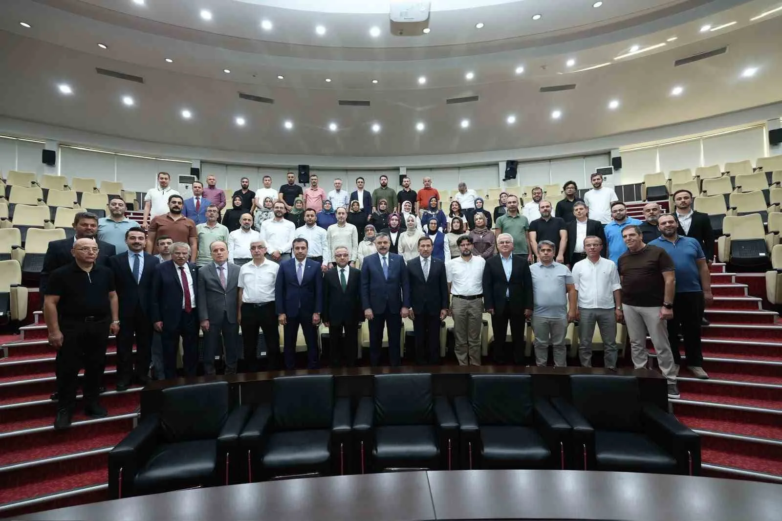 KONYA'DAKİ TEMASLARI KAPSAMINDA KONYA'NIN MERKEZ KARATAY İLÇE BELEDİYESİ'Nİ ZİYARET EDEN İÇİŞLERİ BAKANI MUSTAFA ÇİFTÇİ, KARATAY'DA SON YILLARDA HAYATA GEÇİRİLEN YATIRIM VE HİZMETLER İLE İLÇENİN GELECEK VİZYONU HAKKINDA BİLGİ ALDI.