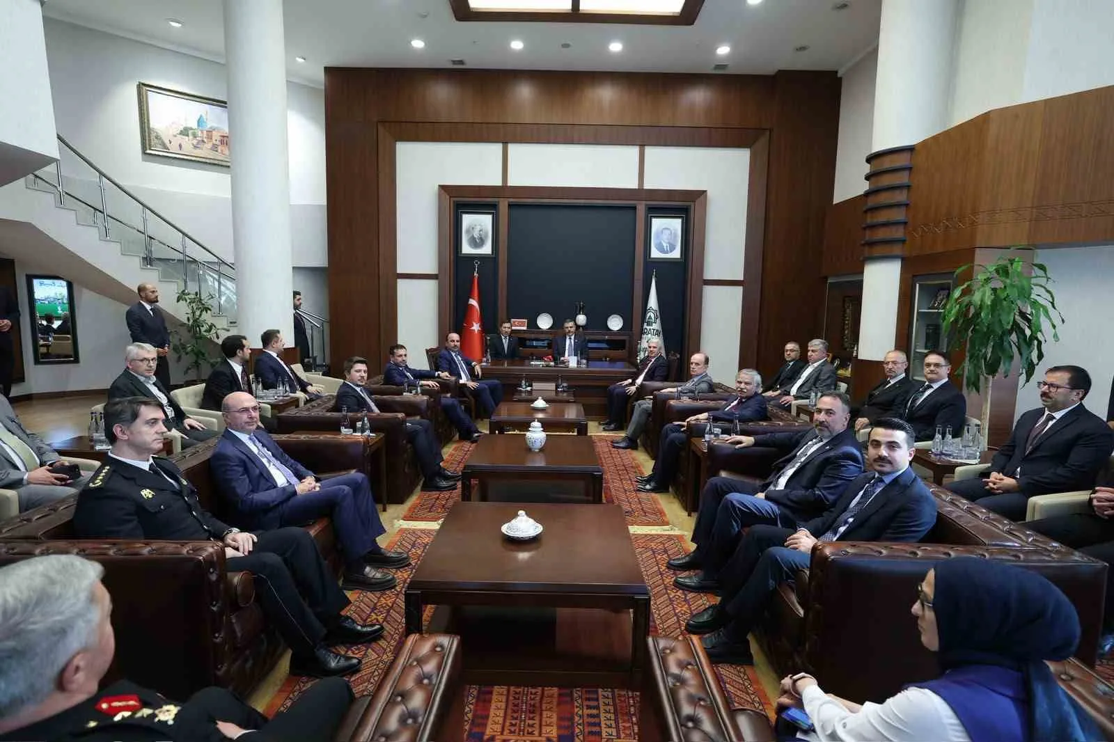 KONYA'DAKİ TEMASLARI KAPSAMINDA KONYA'NIN MERKEZ KARATAY İLÇE BELEDİYESİ'Nİ ZİYARET EDEN İÇİŞLERİ BAKANI MUSTAFA ÇİFTÇİ, KARATAY'DA SON YILLARDA HAYATA GEÇİRİLEN YATIRIM VE HİZMETLER İLE İLÇENİN GELECEK VİZYONU HAKKINDA BİLGİ ALDI.