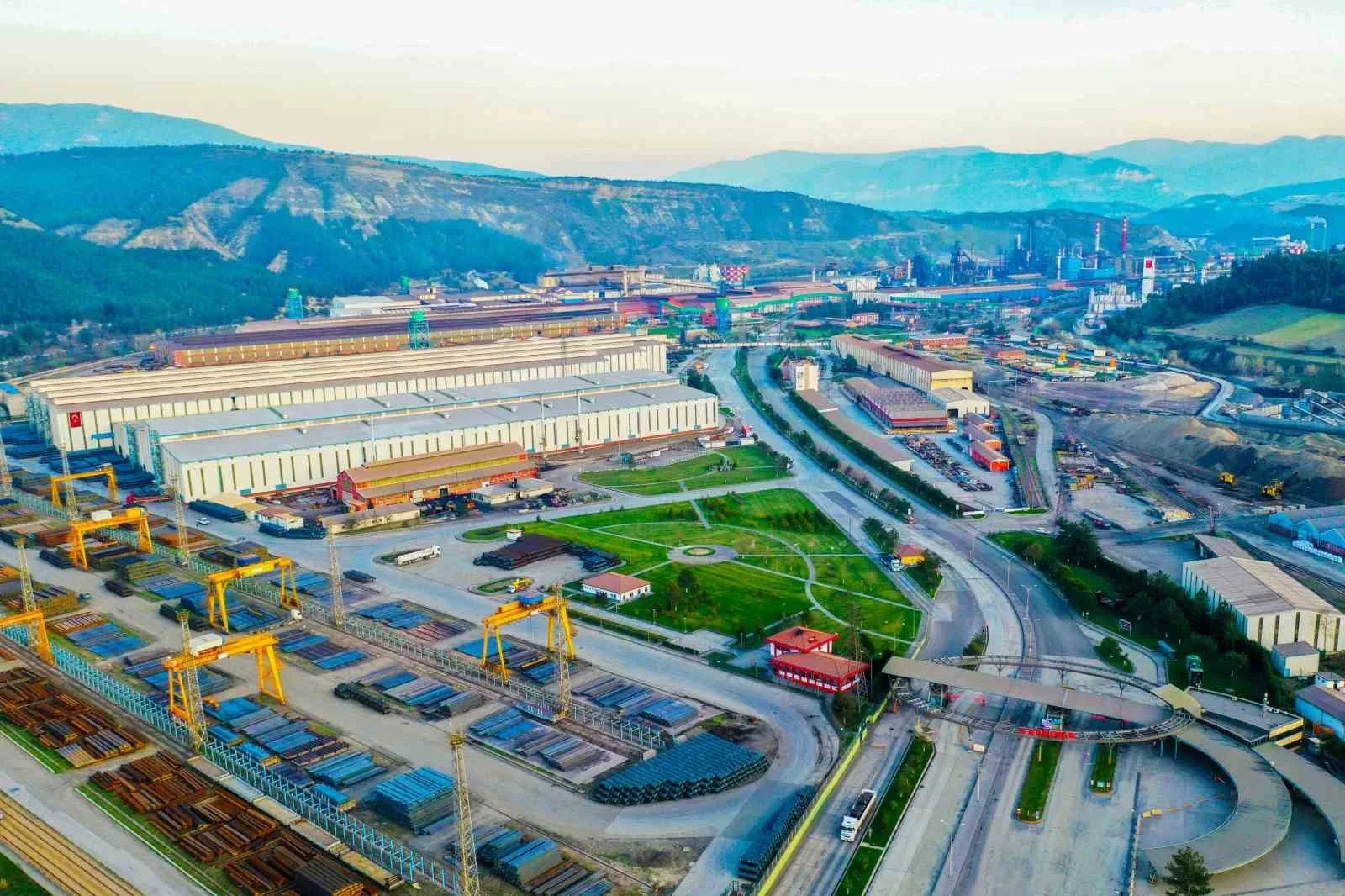 KARABÜK DEMİR VE ÇELİK FABRİKALARI (KARDEMİR), 2026 YILININ İLK ALTI AYLIK DÖNEMİNDE 5 MİLYAR 975 MİLYON 641 BİN TL NET DÖNEM KÂRI ELDE ETTİ. ŞİRKETİN AYNI DÖNEMDE SATIŞ GELİRİ 37 MİLYAR 353 MİLYON 255 BİN TL, FAVÖK'Ü İSE 4 MİLYAR 750 MİLYON 79 BİN TL OLARAK GERÇEKLEŞTİ.
