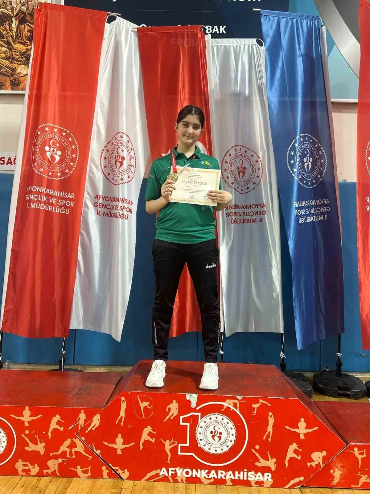 AFYONKARAHİSAR'DA DÜZENLENEN ANADOLU YILDIZLAR LİGİ (ANALİG) KARATE ŞAMPİYONASI FİNALLERİNDE MÜCADELE EDEN KARTEPE BELEDİYESPOR SPORCUSU HAYRUNİSA SADAN, +54 KİLODA TÜRKİYE ŞAMPİYONU OLDU. TURNUVADA KOCAELİ İL KARMASI DA TAKIM HALİNDE ÜÇÜNCÜLÜK ELDE ETTİ.