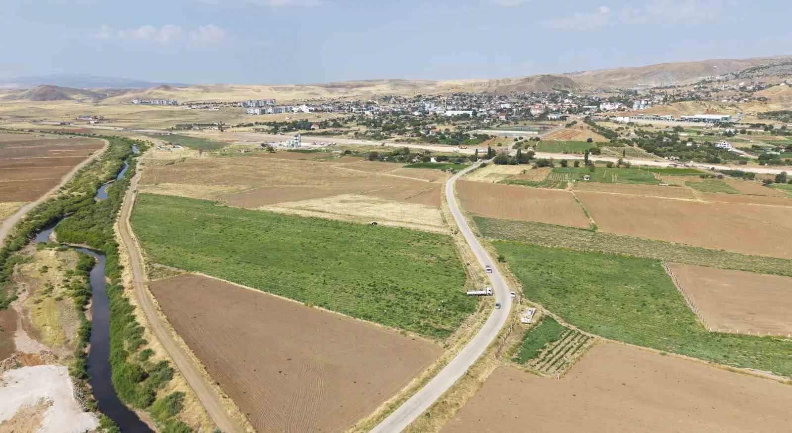 KIRIKKALE'NİN DELİCE İLÇESİNDE YAĞIŞLARIN OLUMLU ETKİSİYLE KAVUN HASADINDA REKOLTE VE KALİTE ARTTI.
