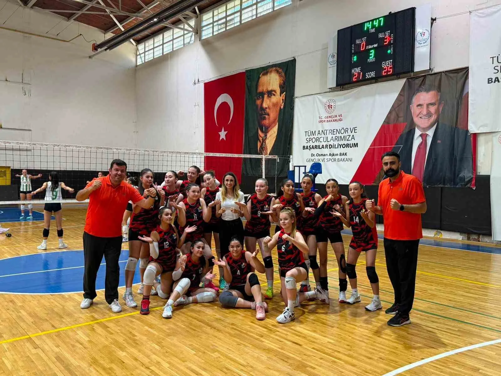 ANADOLU YILDIZLAR LİGİ (ANALİG) TÜRKİYE FİNAL ETABI’NDA MÜCADELE EDEN KAYSERİ KIZ VOLEYBOL TAKIMI, AMASYA’DA SERGİLEDİĞİ BAŞARILI PERFORMANSLA TÜRKİYE ÜÇÜNCÜSÜ OLDU.