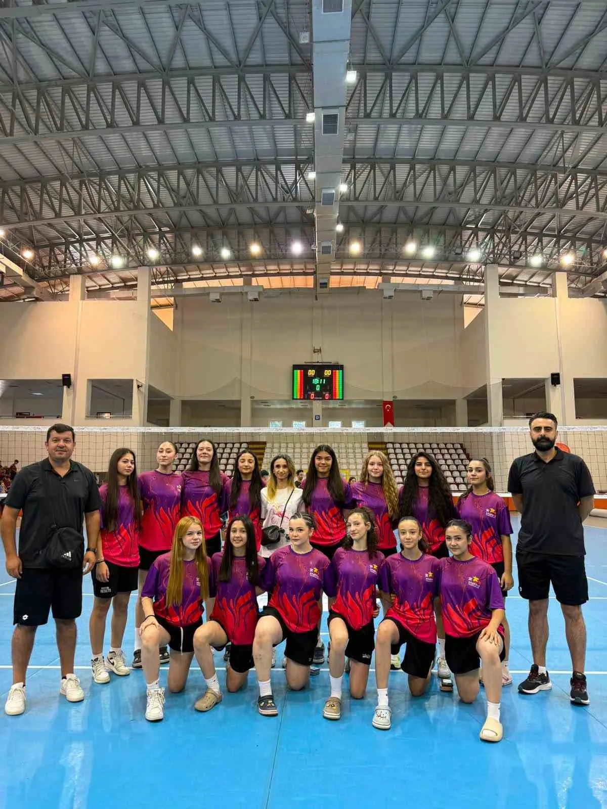 ANADOLU YILDIZLAR LİGİ (ANALİG) TÜRKİYE FİNAL ETABI’NDA MÜCADELE EDEN KAYSERİ KIZ VOLEYBOL TAKIMI, AMASYA’DA SERGİLEDİĞİ BAŞARILI PERFORMANSLA TÜRKİYE ÜÇÜNCÜSÜ OLDU.