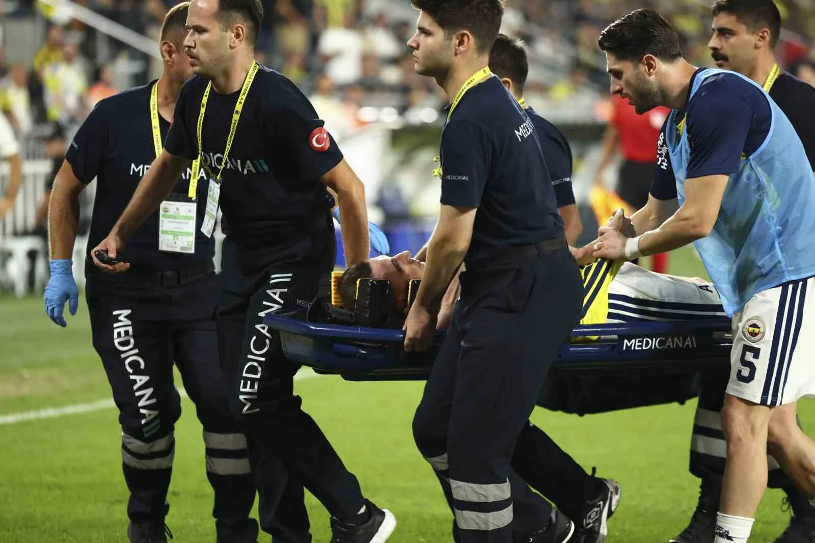 FENERBAHÇE’NİN KONYASPOR İLE OYNADIĞI MAÇTA KEREM AKTÜRKOĞLU, HAVA TOPU MÜCADELESİ SONRASI YERDE KALIRKEN, SAHAYI SEDYEYLE TERK ETTİ.