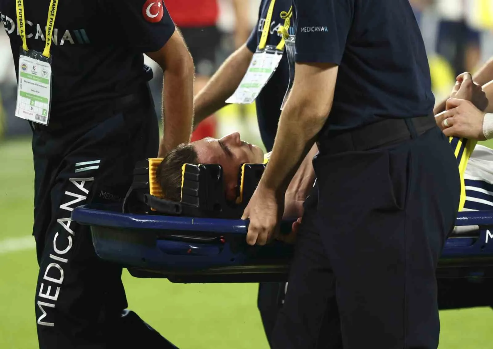 FENERBAHÇE’NİN KONYASPOR İLE OYNADIĞI MAÇTA KEREM AKTÜRKOĞLU, HAVA TOPU MÜCADELESİ SONRASI YERDE KALIRKEN, SAHAYI SEDYEYLE TERK ETTİ.